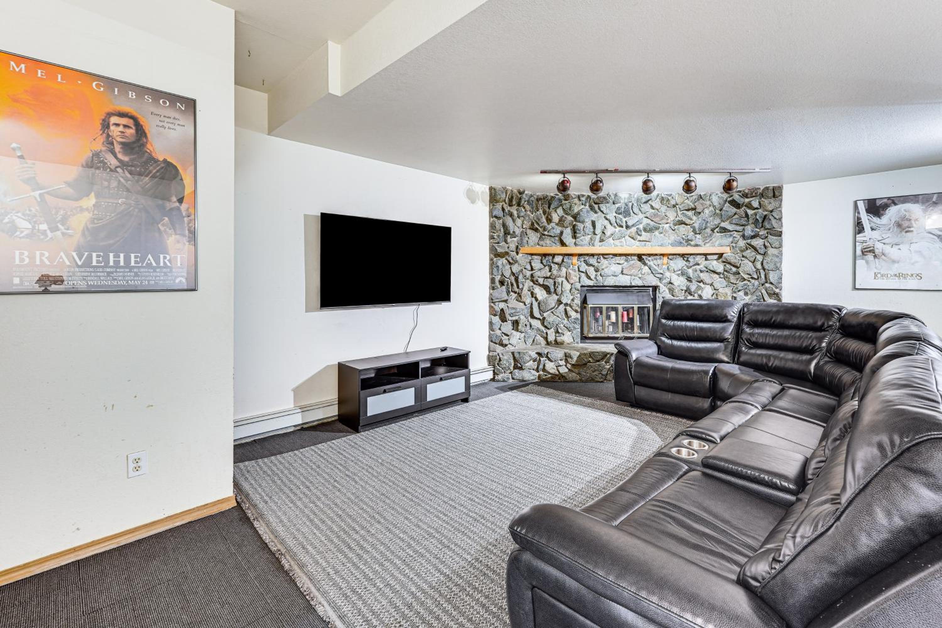 Hike, Ski and Soak! Spacious Anchorage Getaway
