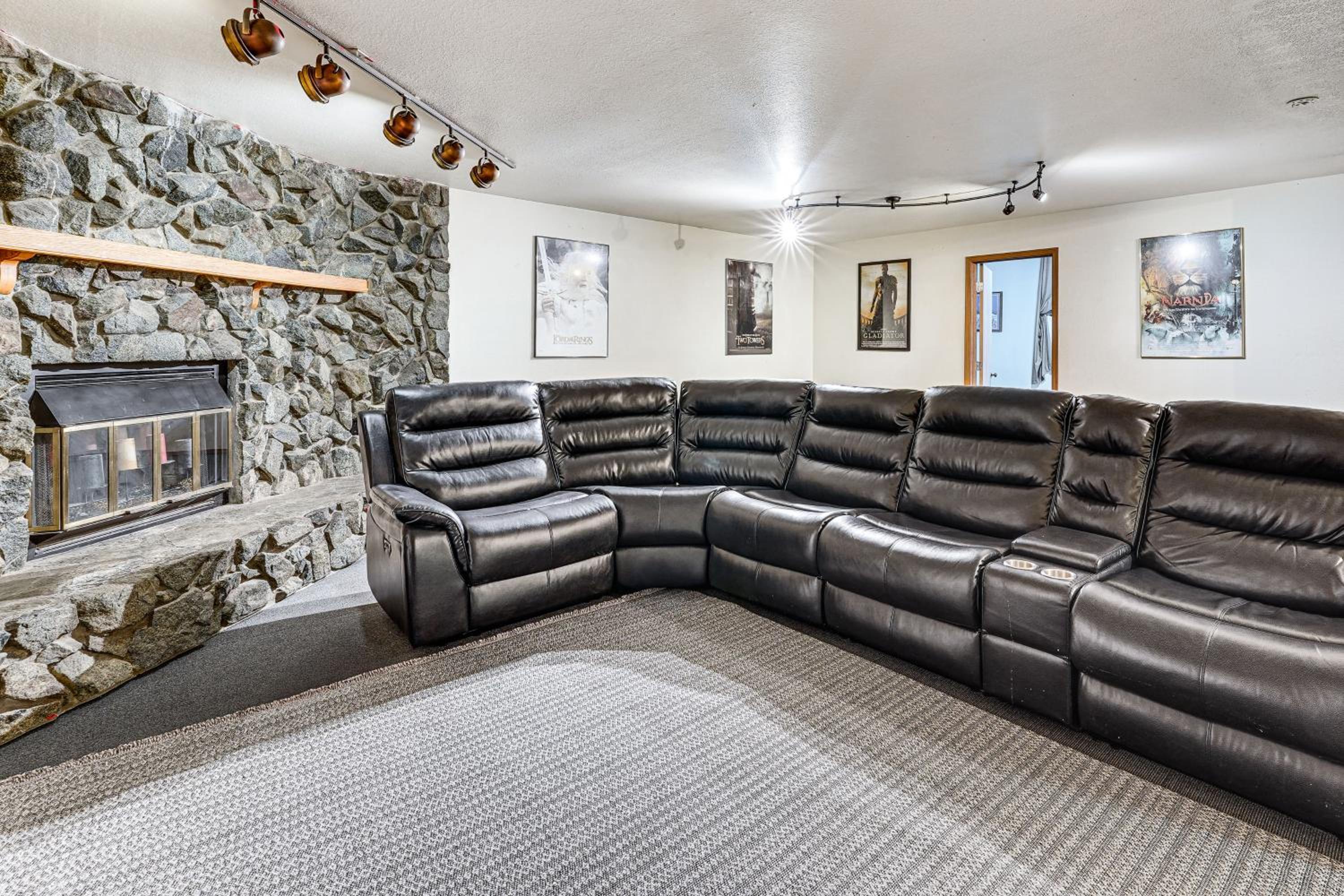 Hike, Ski and Soak! Spacious Anchorage Getaway