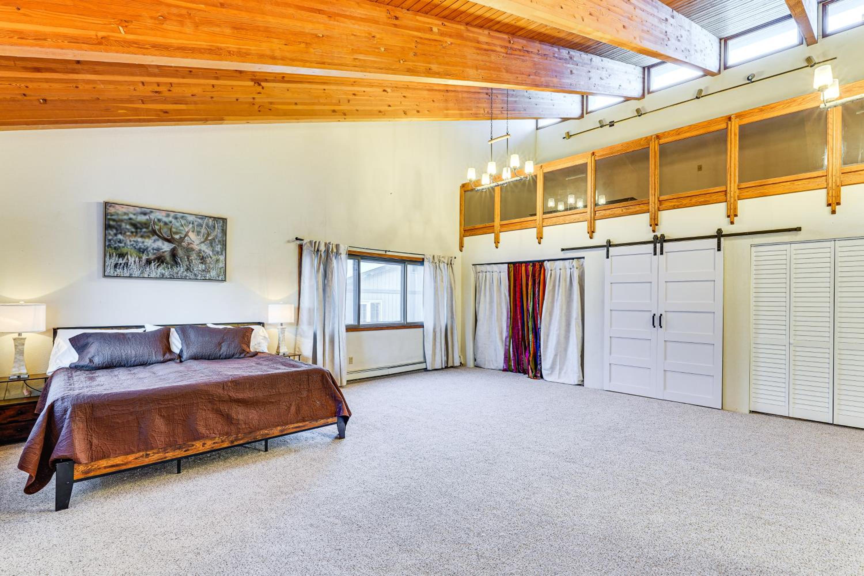 Hike, Ski and Soak! Spacious Anchorage Getaway