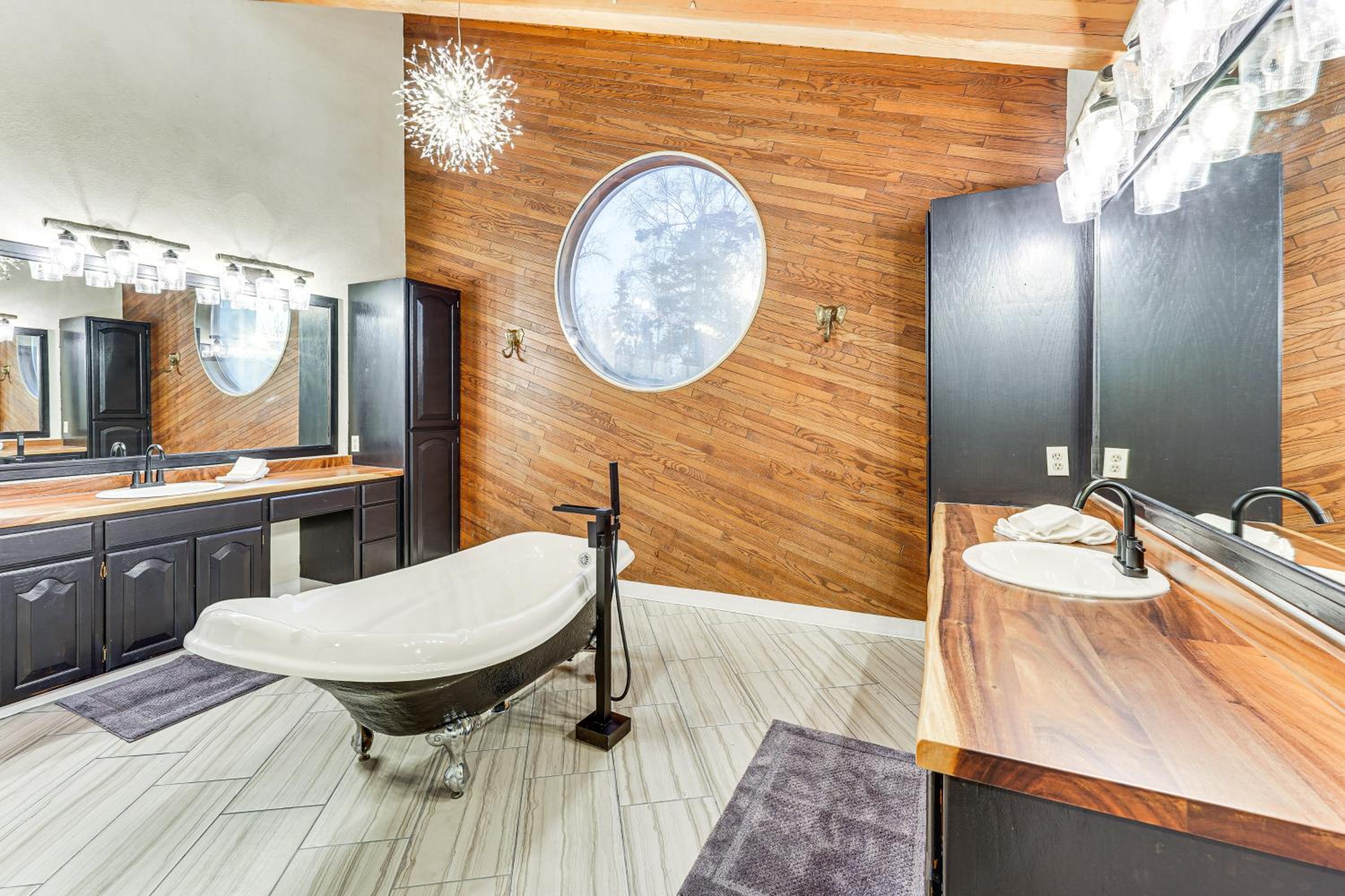 Hike, Ski and Soak! Spacious Anchorage Getaway