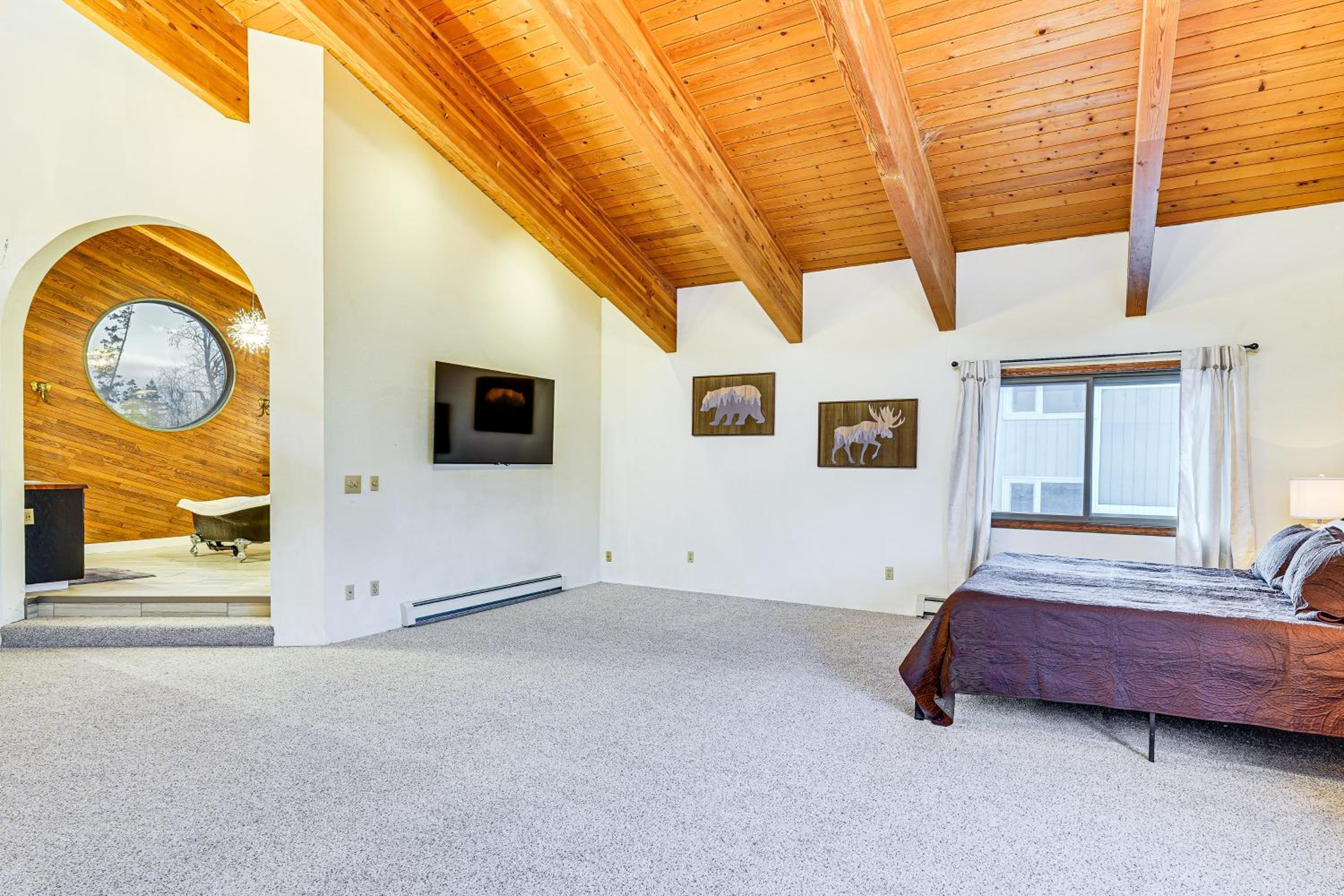 Hike, Ski and Soak! Spacious Anchorage Getaway