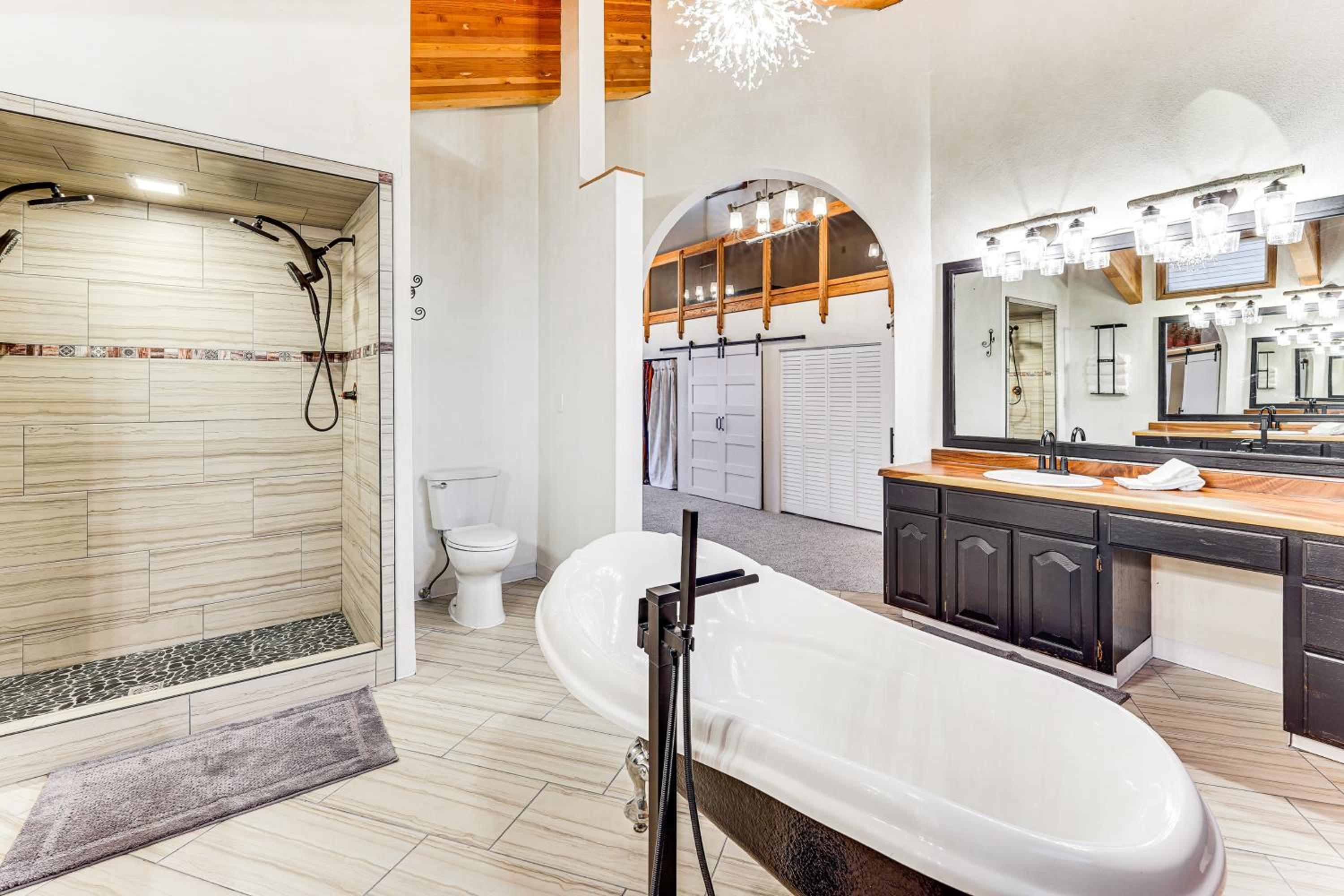 Hike, Ski and Soak! Spacious Anchorage Getaway
