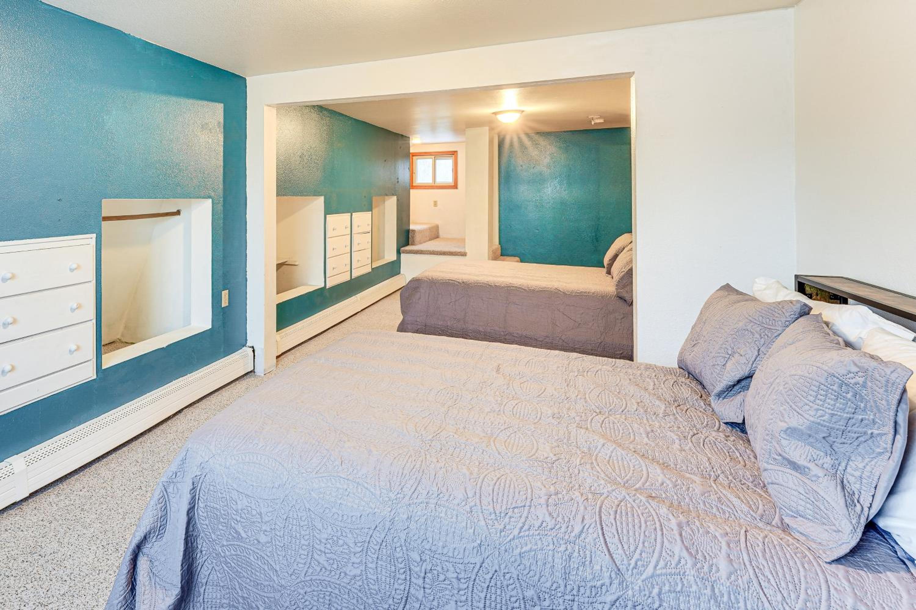 Hike, Ski and Soak! Spacious Anchorage Getaway