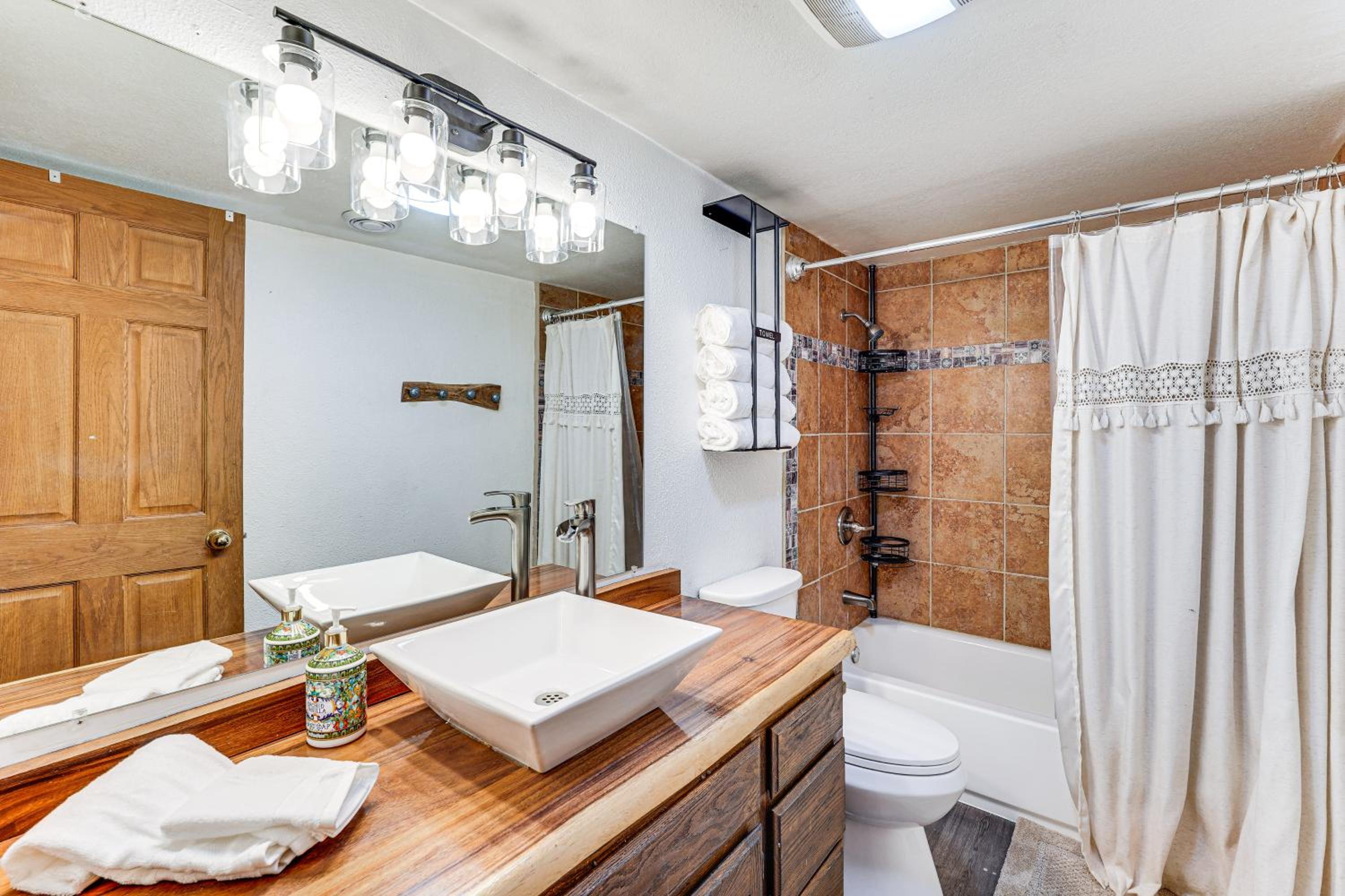 Hike, Ski and Soak! Spacious Anchorage Getaway