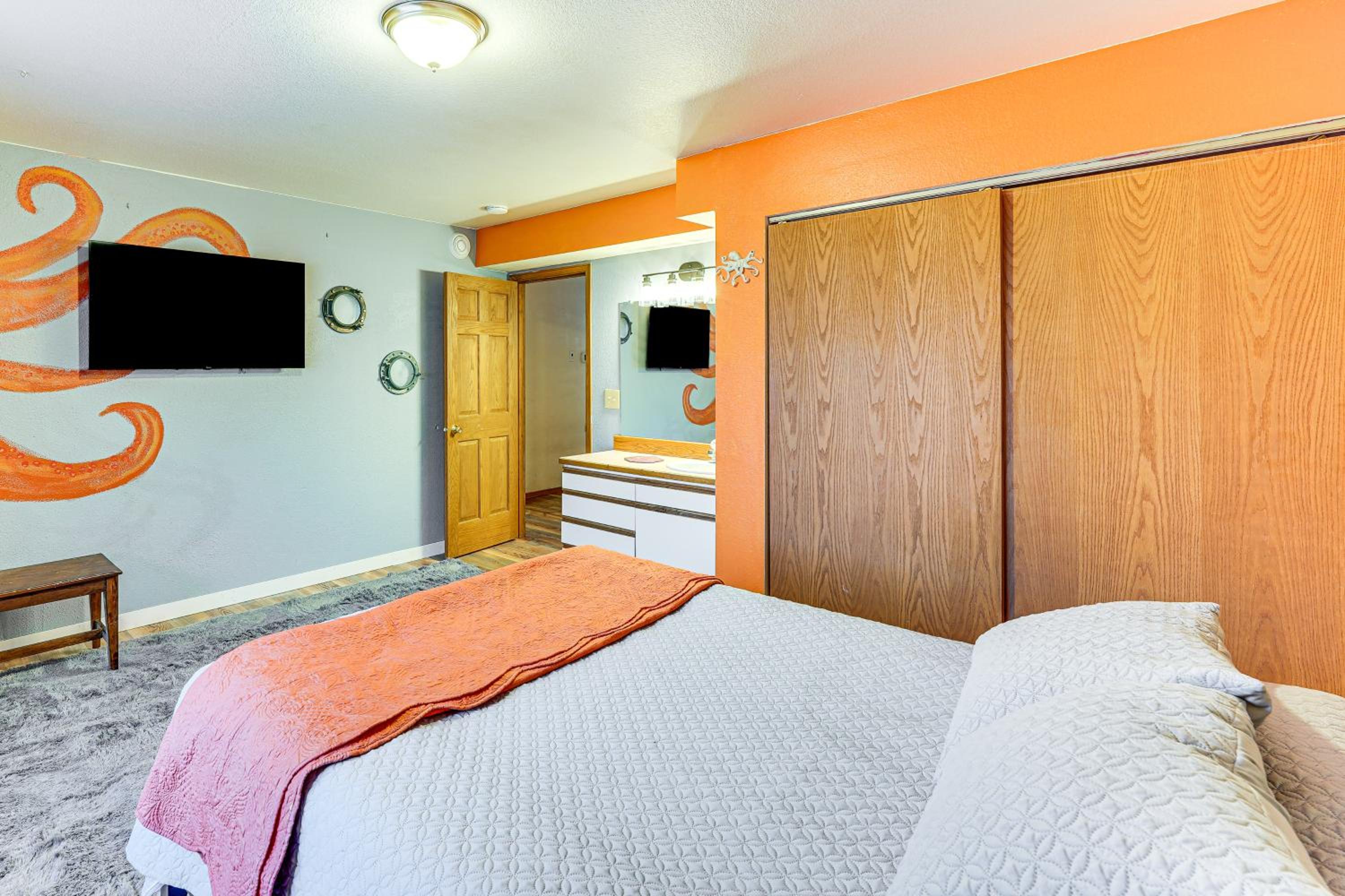 Hike, Ski and Soak! Spacious Anchorage Getaway