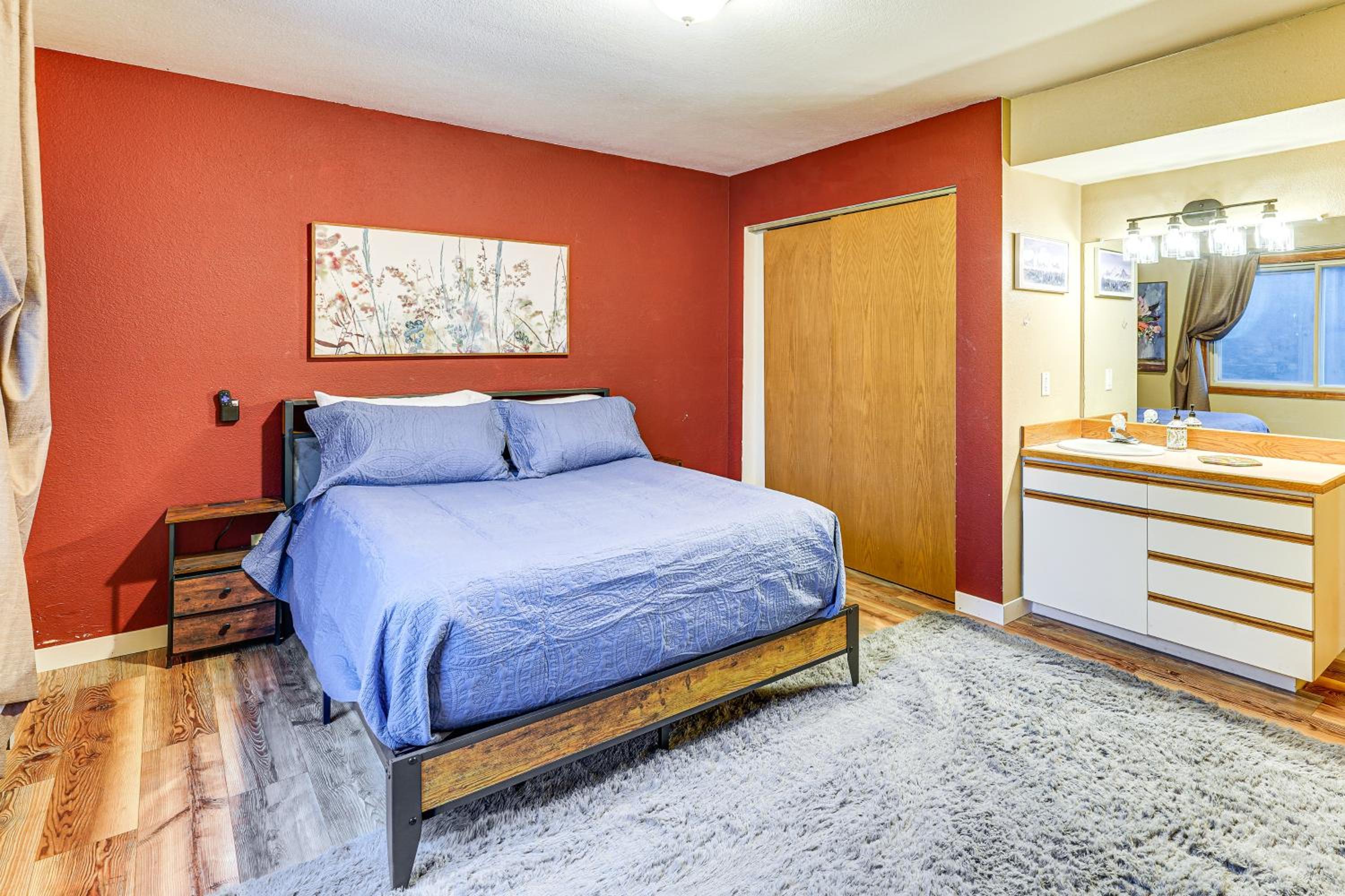 Hike, Ski and Soak! Spacious Anchorage Getaway