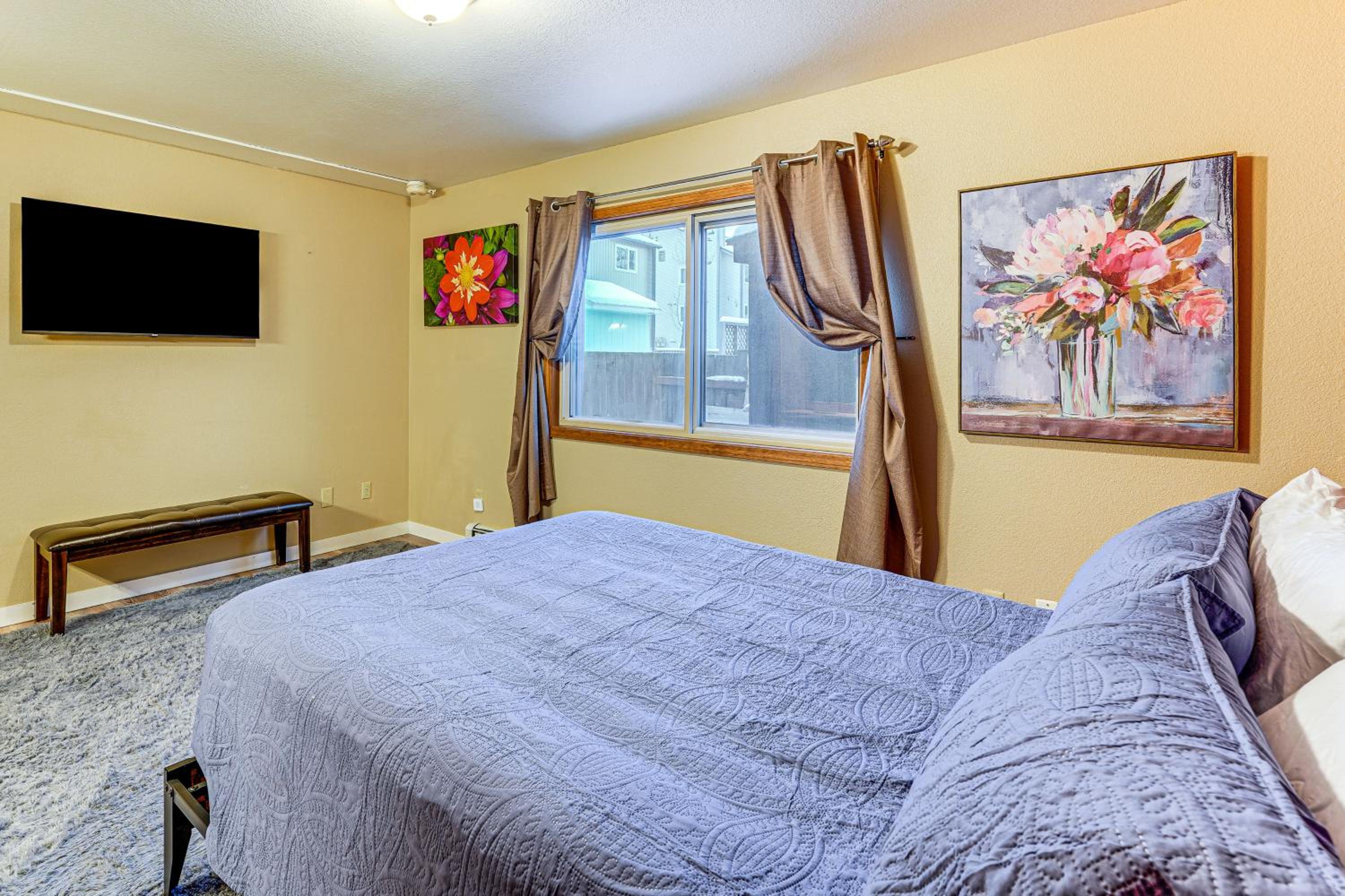 Hike, Ski and Soak! Spacious Anchorage Getaway