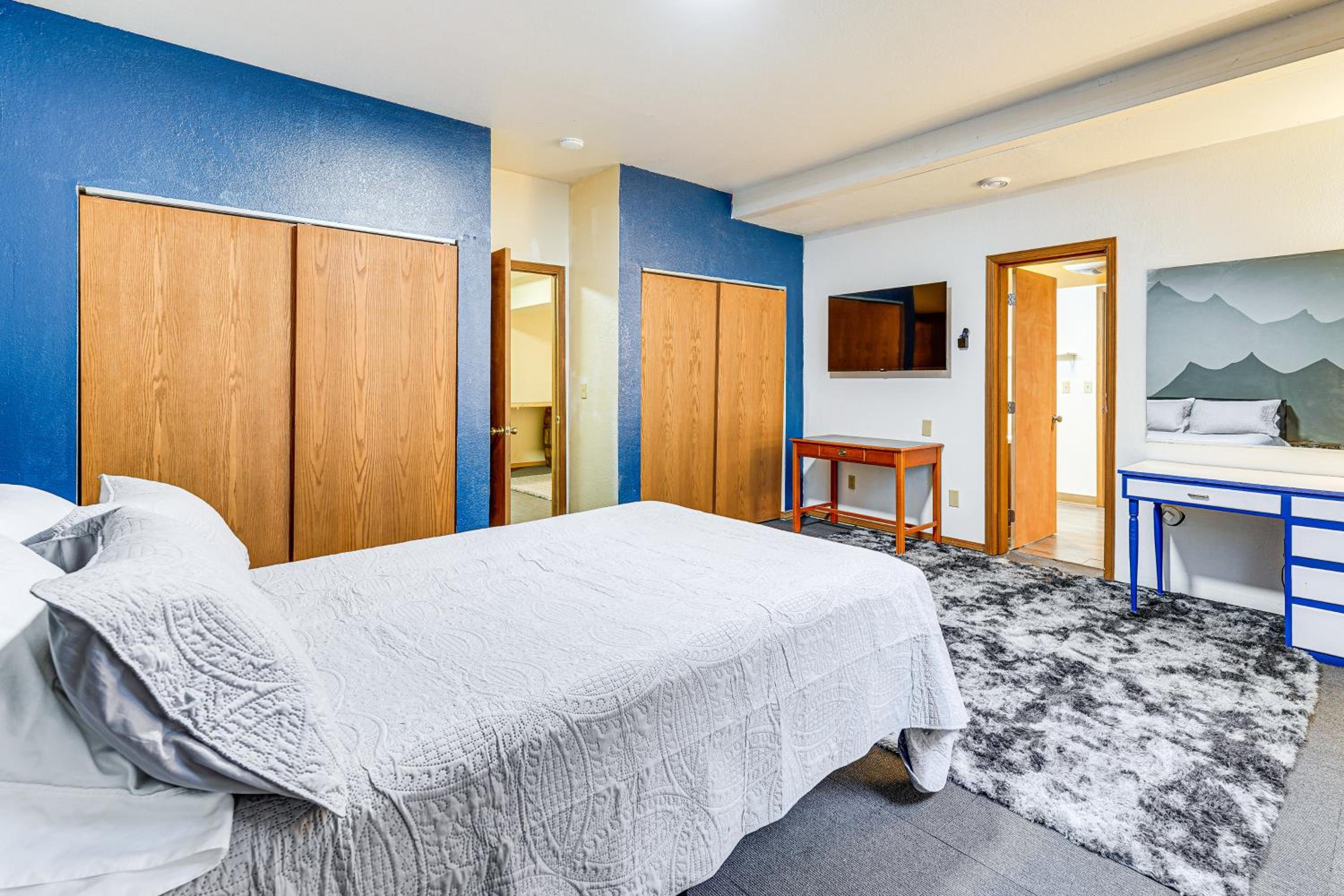 Hike, Ski and Soak! Spacious Anchorage Getaway