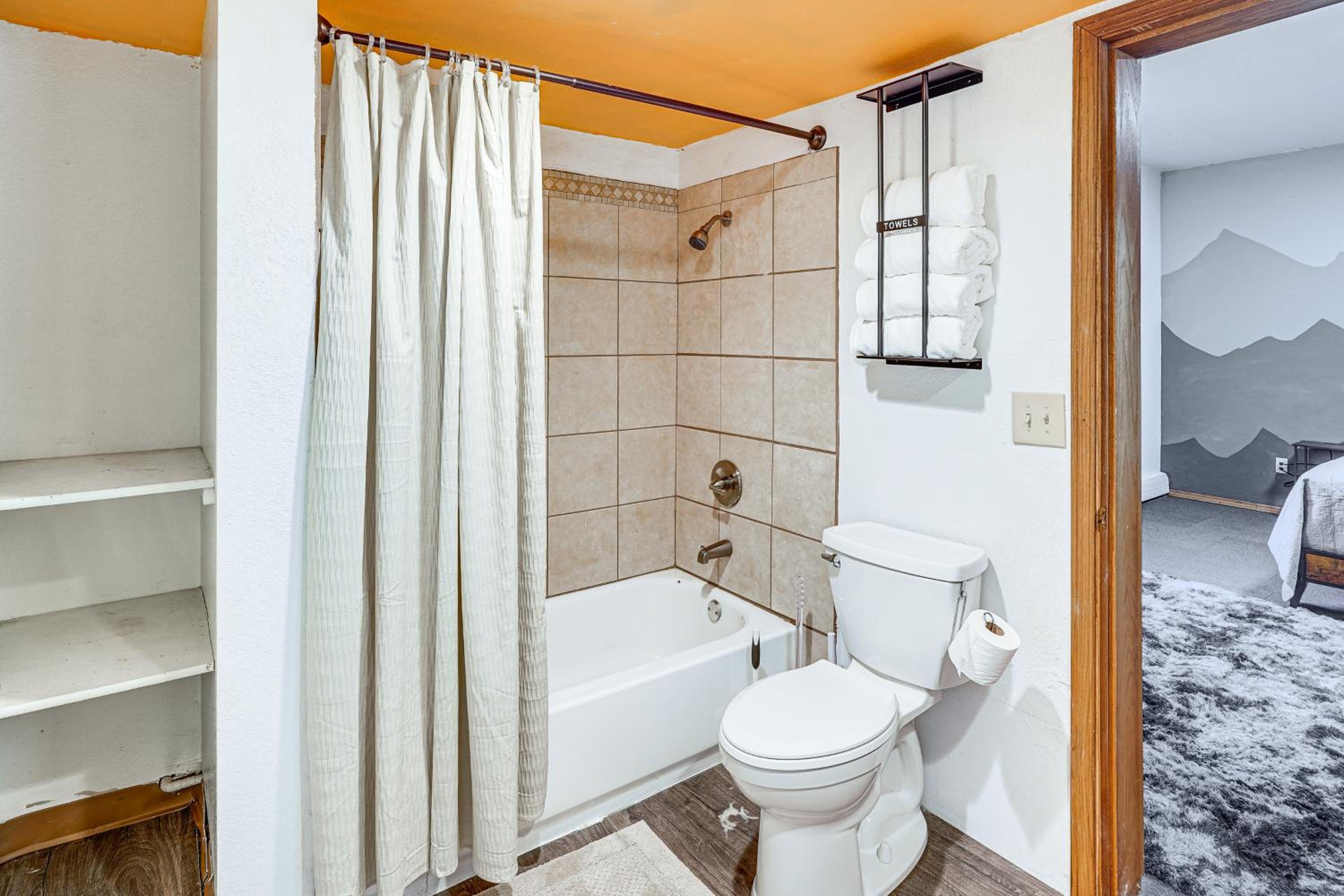 Hike, Ski and Soak! Spacious Anchorage Getaway