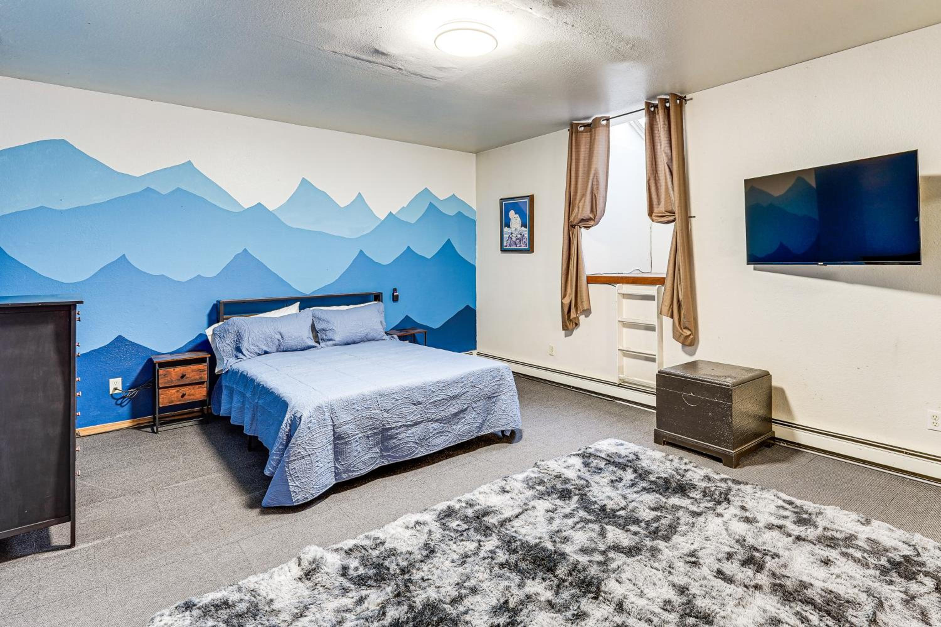 Hike, Ski and Soak! Spacious Anchorage Getaway