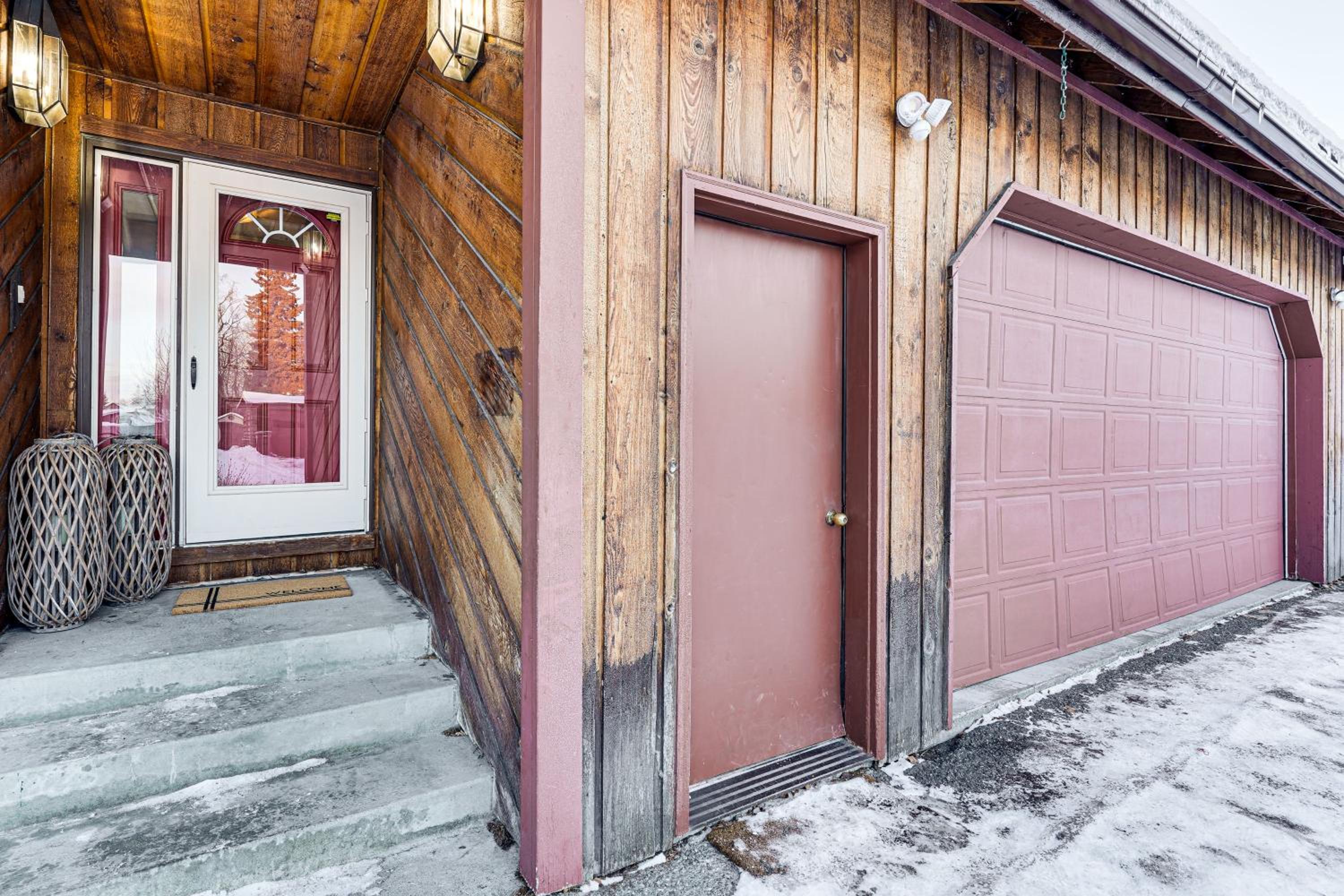 Hike, Ski and Soak! Spacious Anchorage Getaway