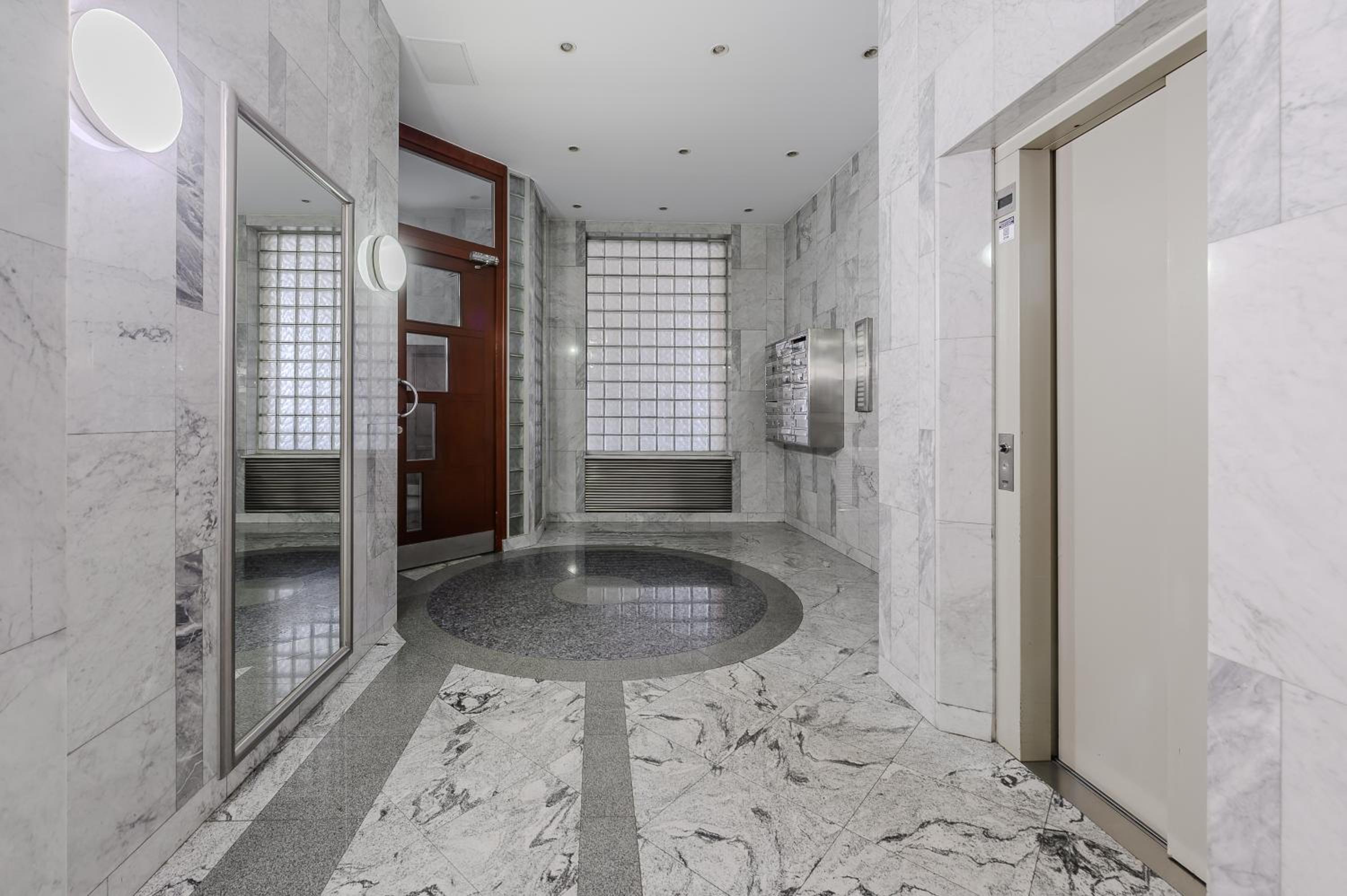 Lumina apartment for family in center Warsaw
