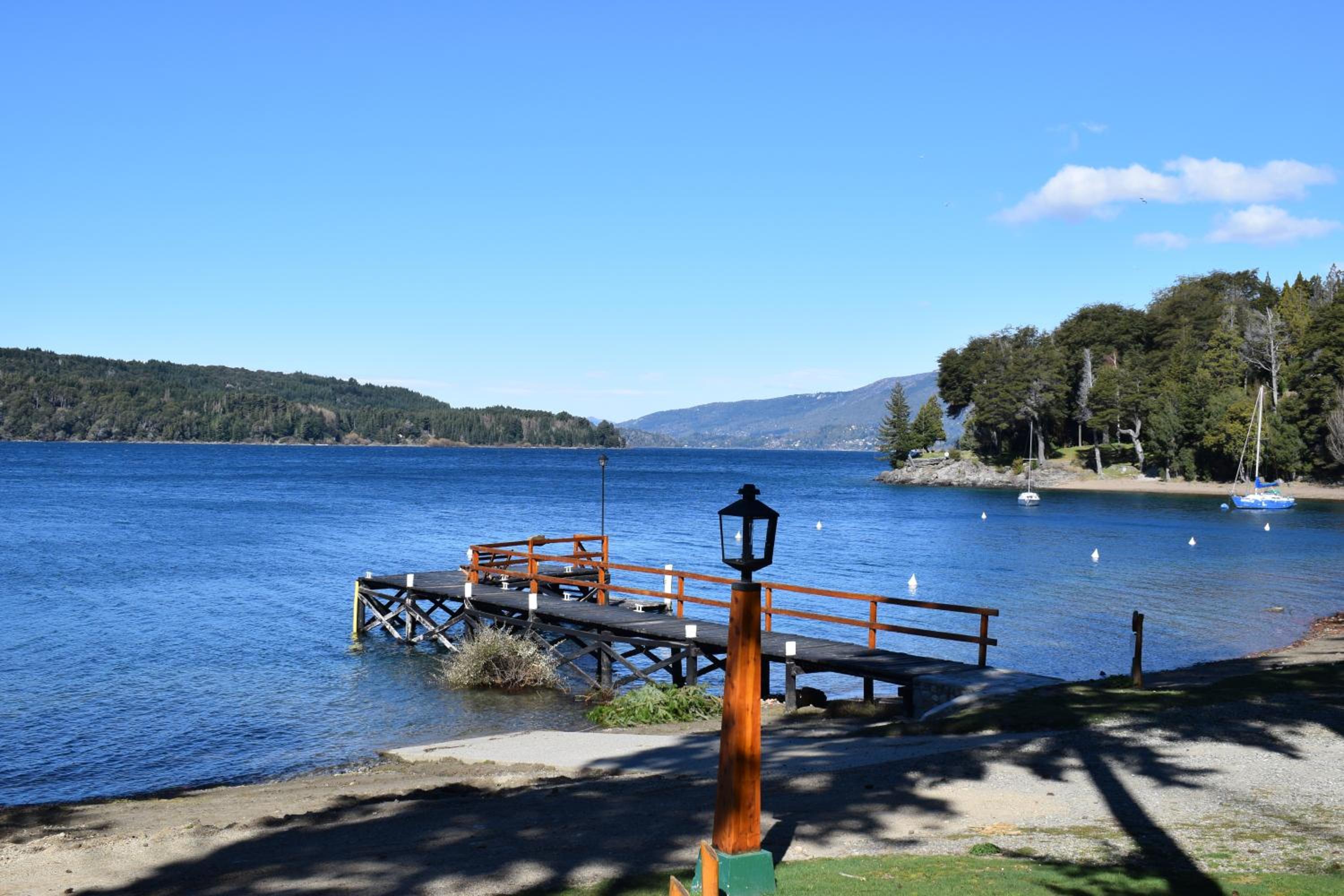 Cabaña con costa de lago