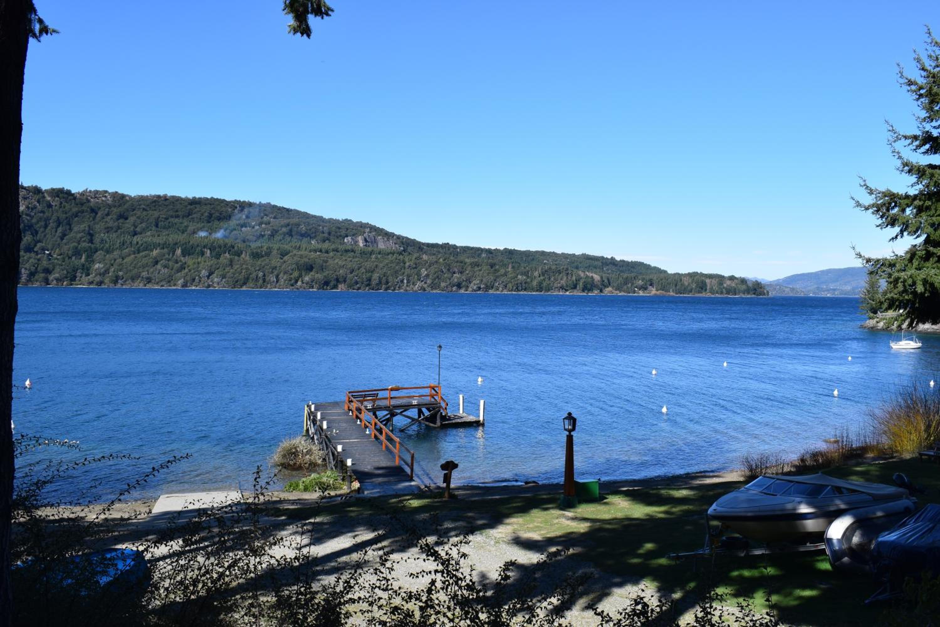 Cabaña con costa de lago