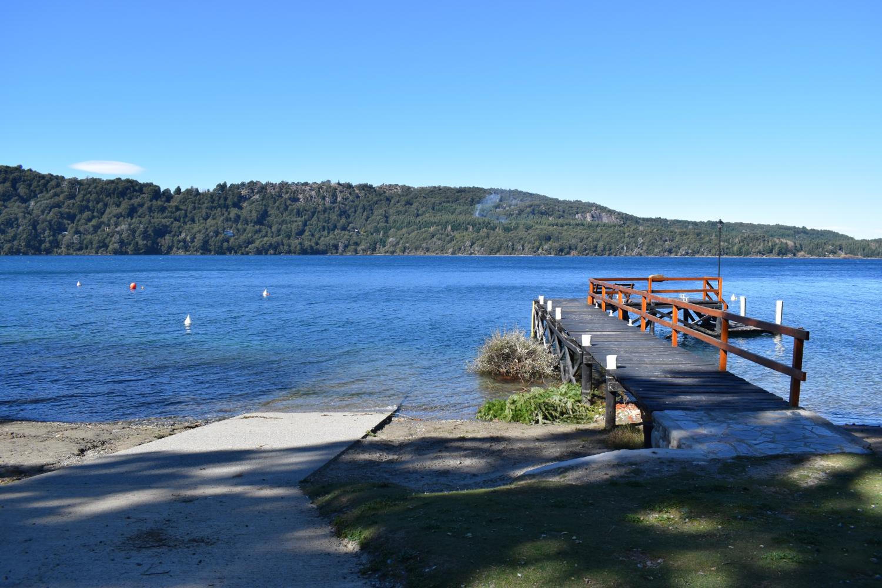 Cabaña con costa de lago