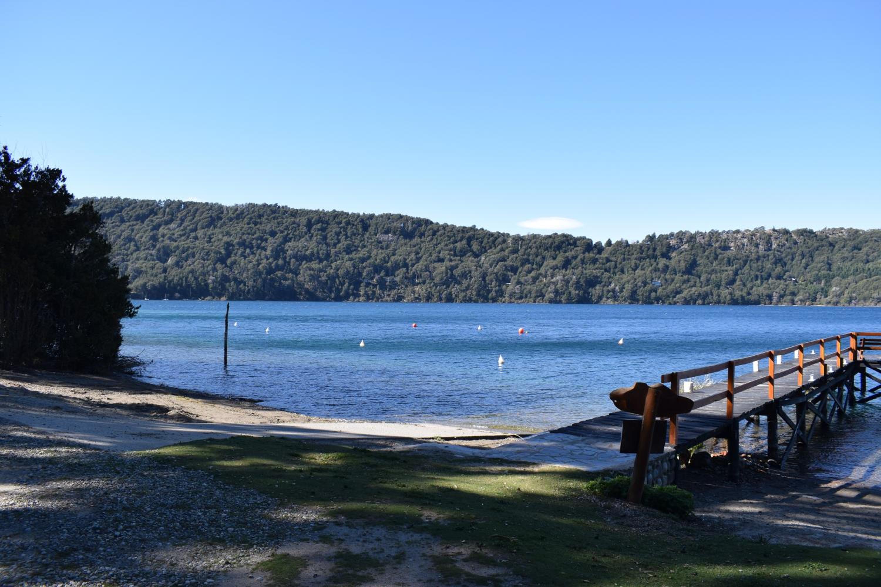 Cabaña con costa de lago