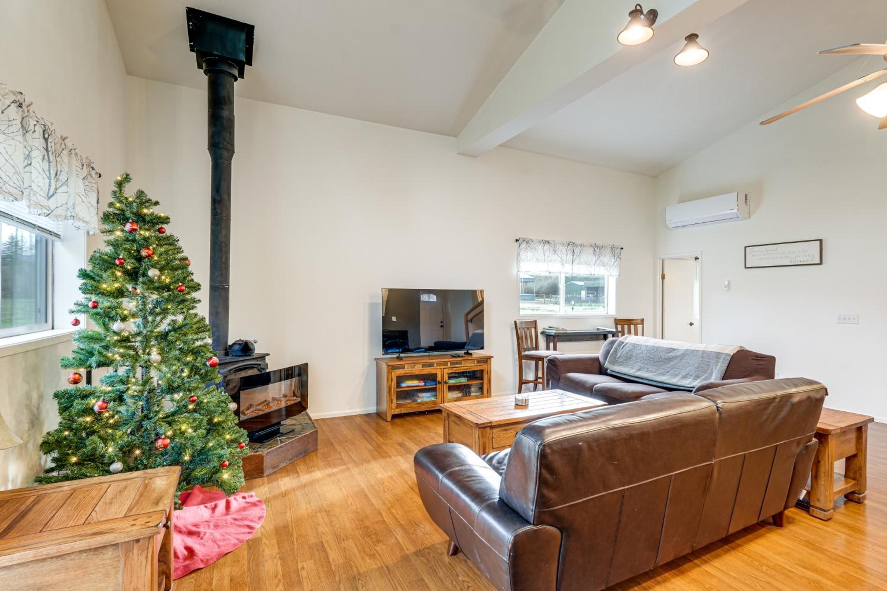 Willamette Valley Home on Working Horse Farm!