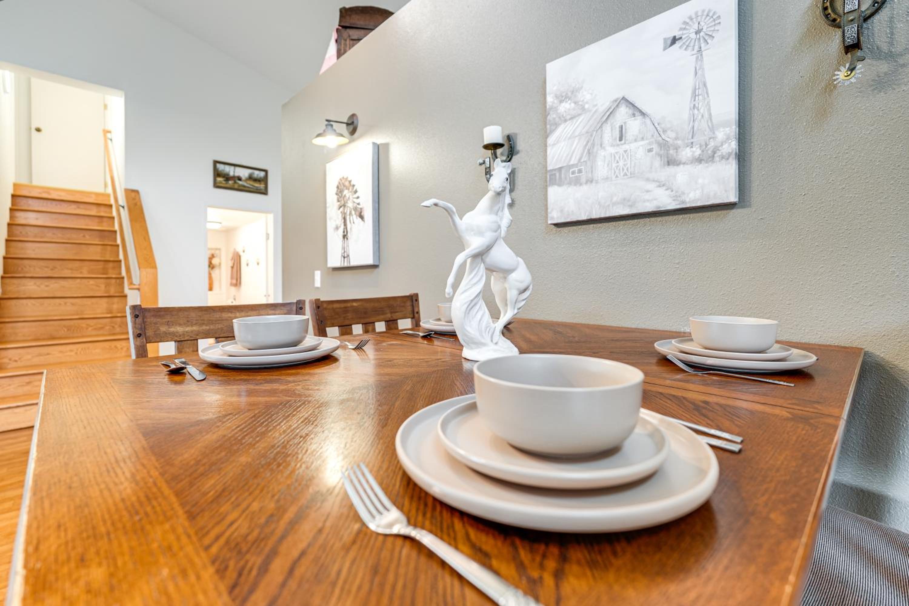 Willamette Valley Home on Working Horse Farm!