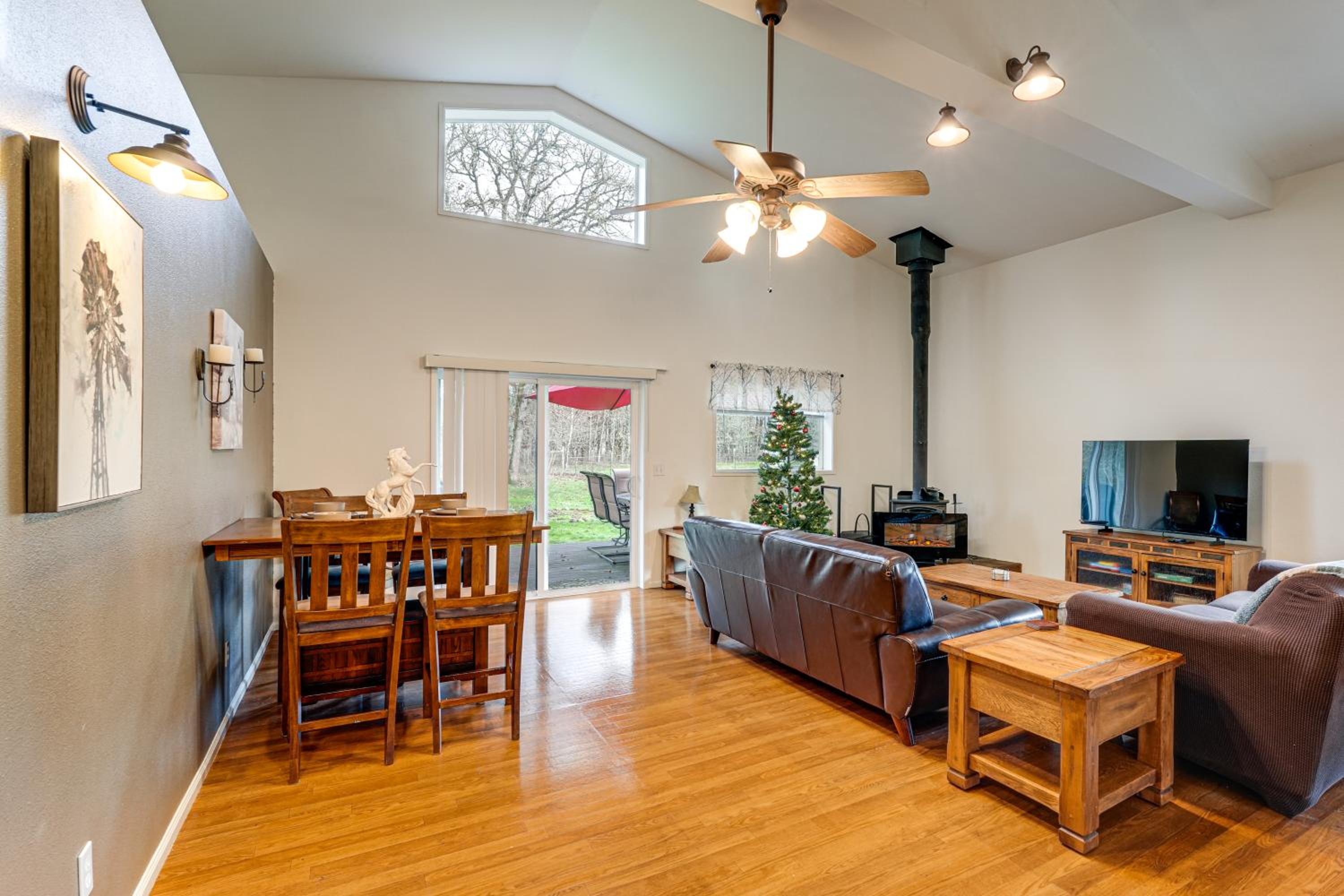 Willamette Valley Home on Working Horse Farm!