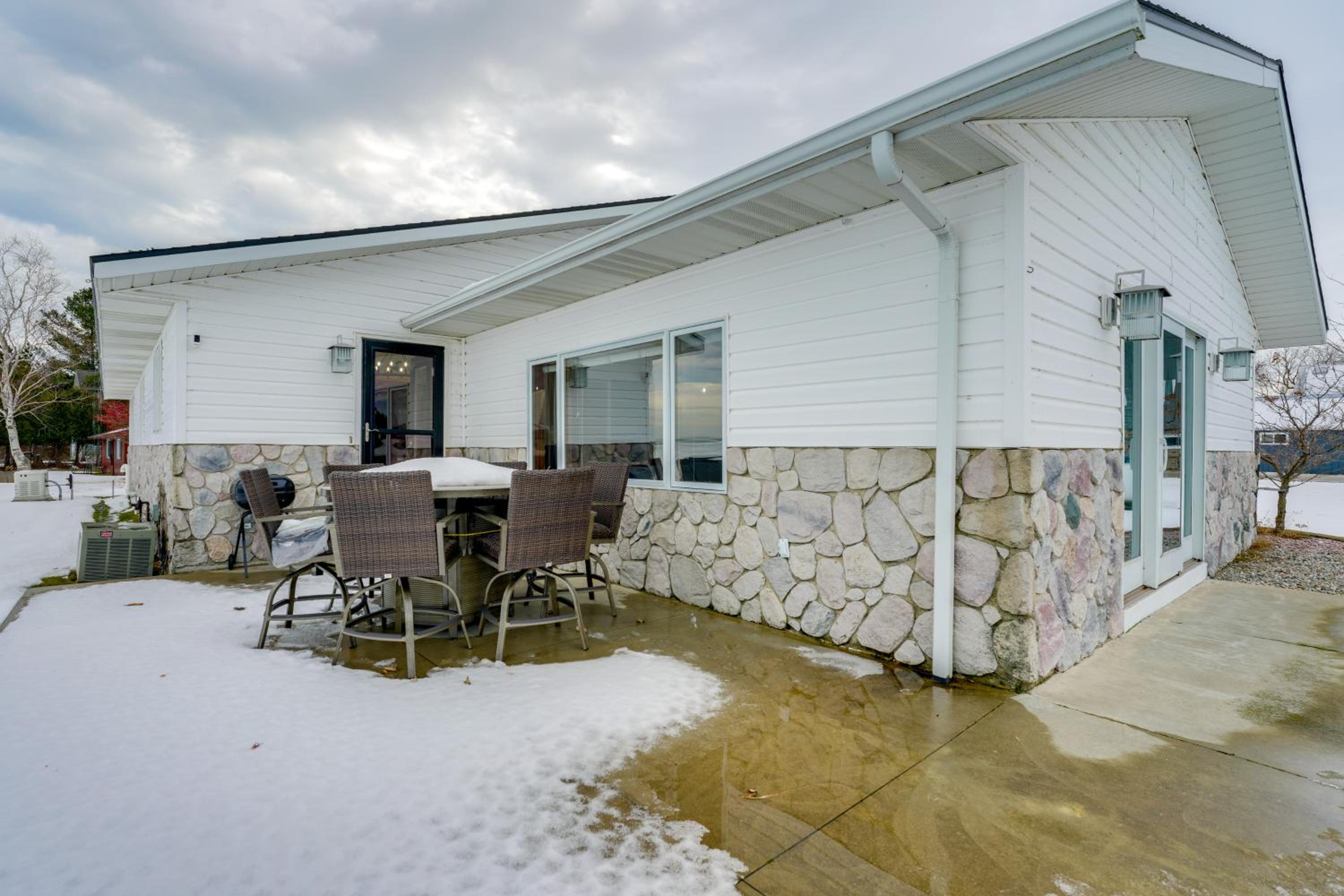 Waterfront Lake Huron Getaway w/ Private Beach