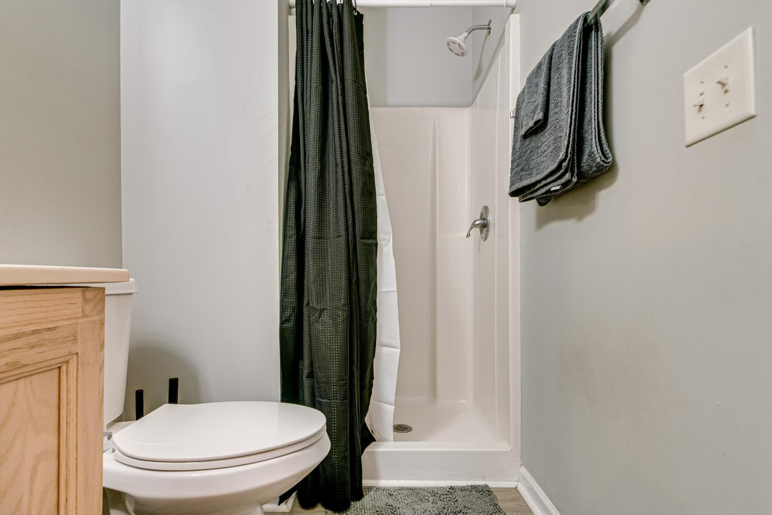 2 Mi to Lenovo Center Dog-Friendly Getaway