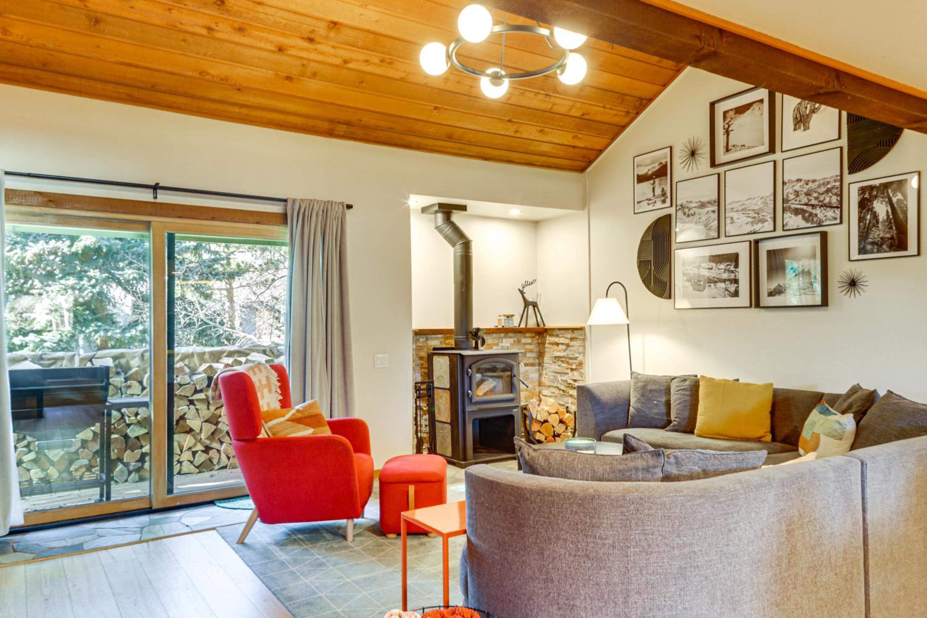 2 Mi to Eagle Lodge! Multi-Level Haven with Hot Tub