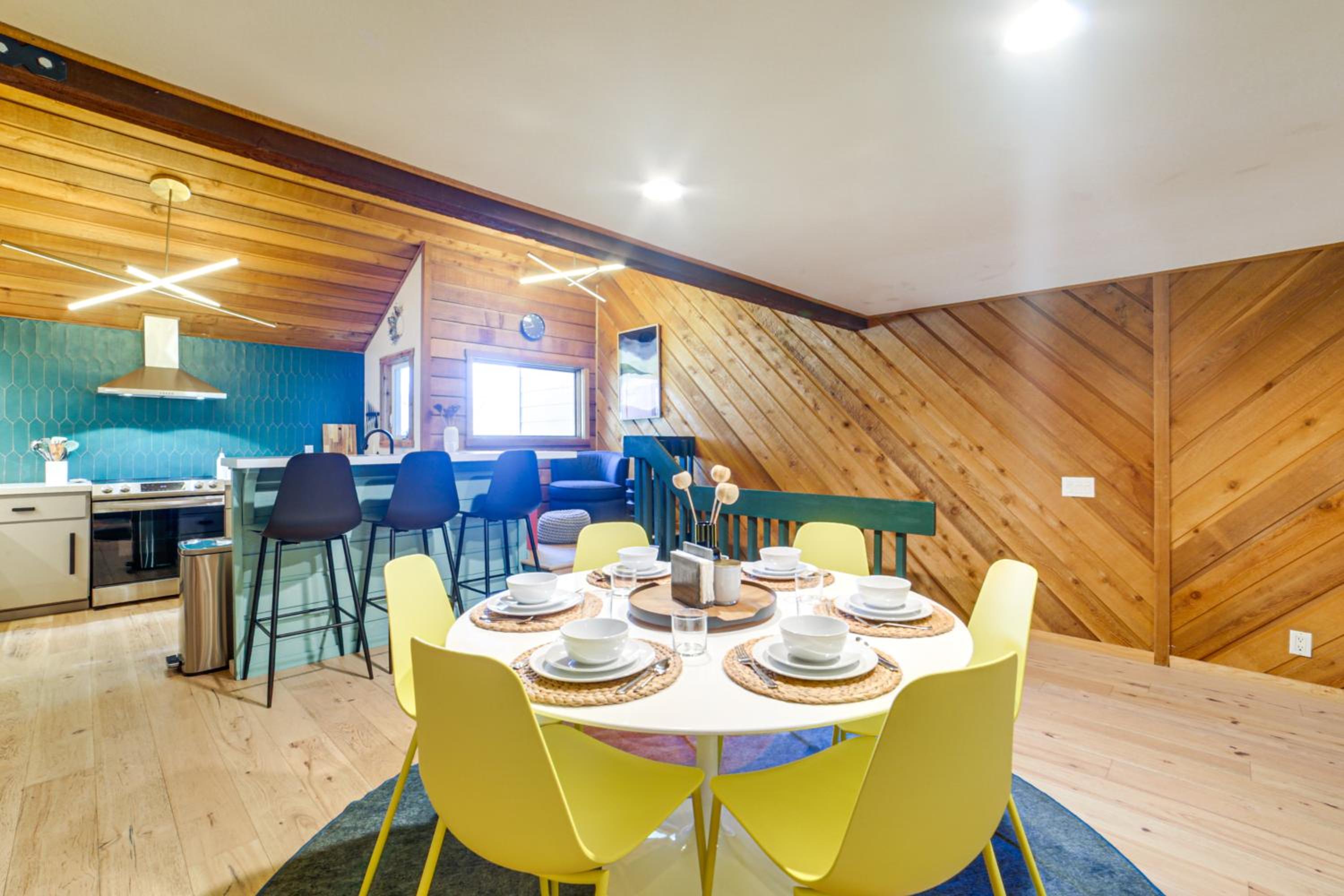 2 Mi to Eagle Lodge! Multi-Level Haven with Hot Tub