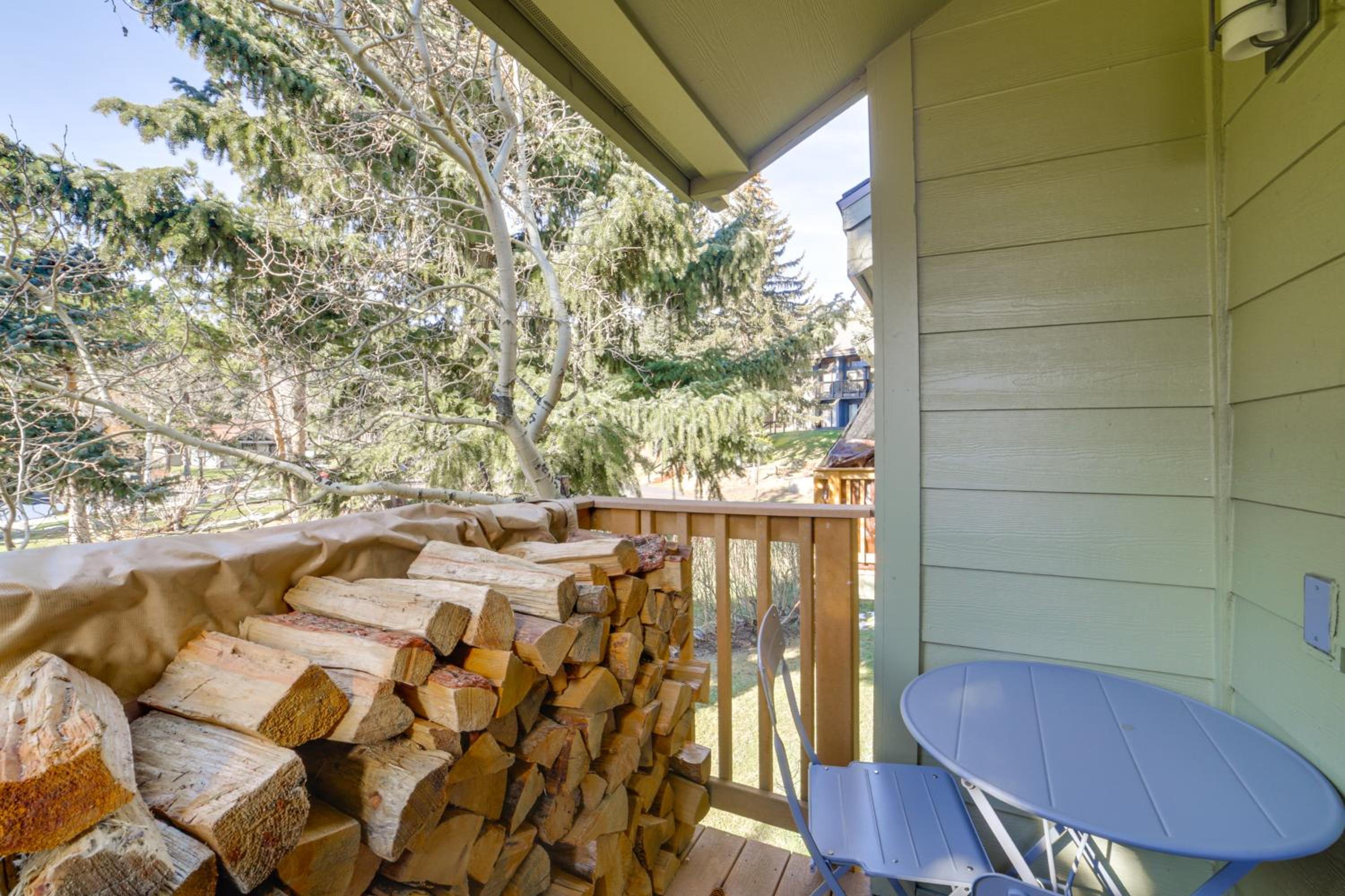2 Mi to Eagle Lodge! Multi-Level Haven with Hot Tub