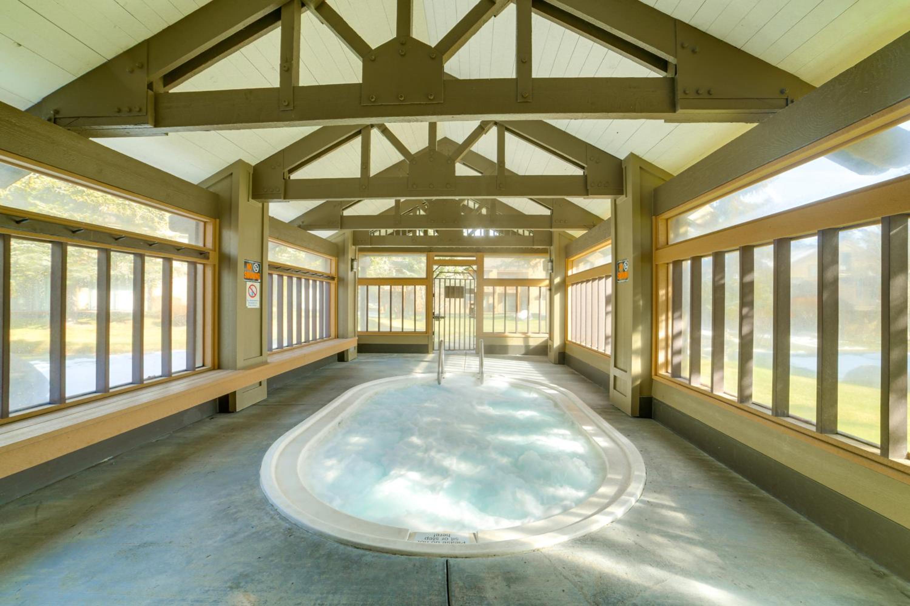 2 Mi to Eagle Lodge! Multi-Level Haven with Hot Tub