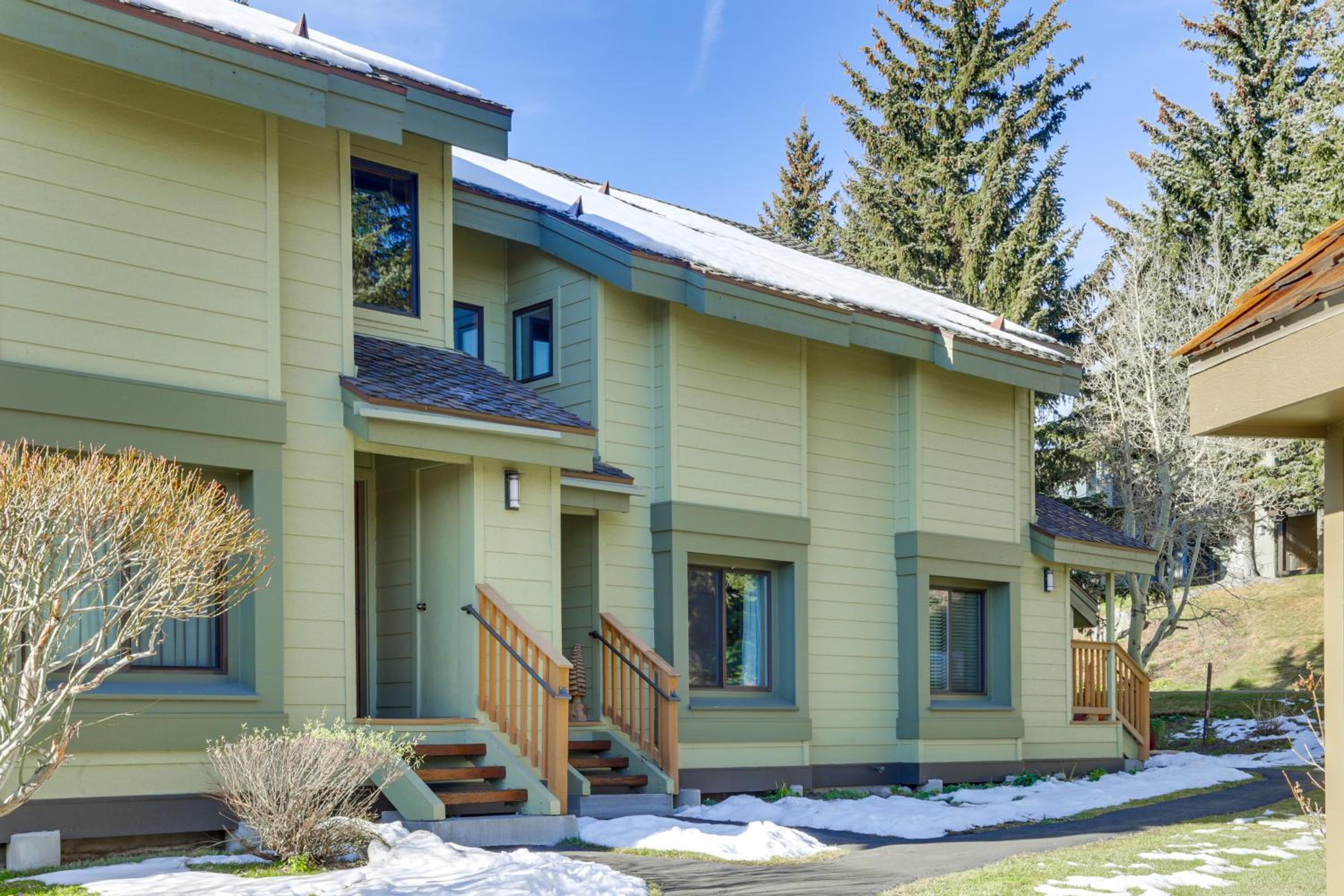 2 Mi to Eagle Lodge! Multi-Level Haven with Hot Tub