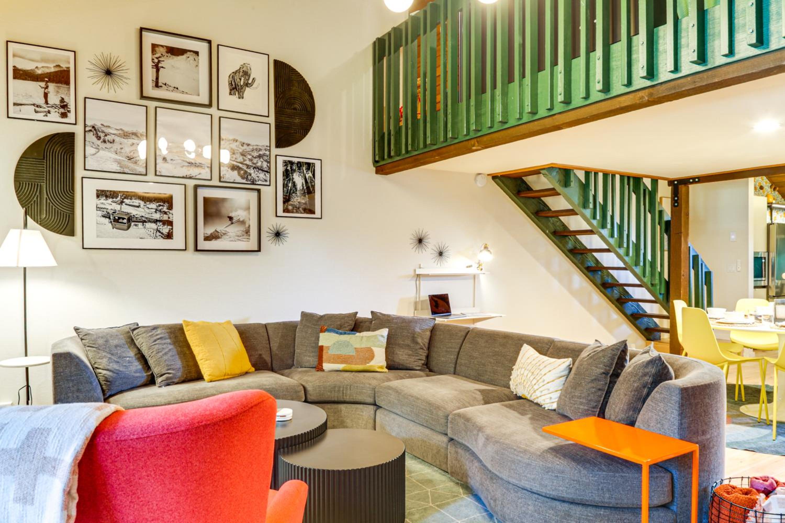 2 Mi to Eagle Lodge! Multi-Level Haven with Hot Tub