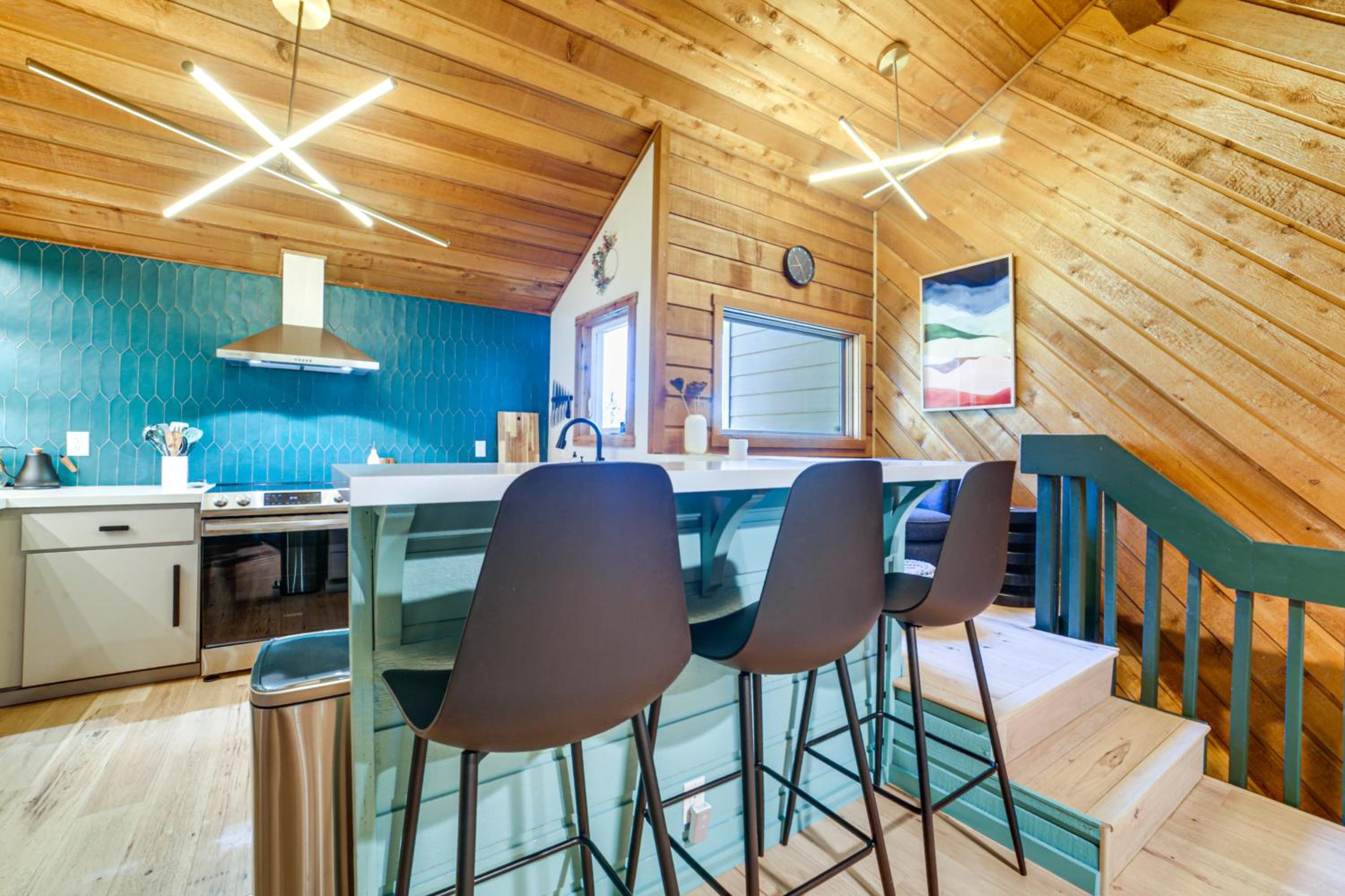 2 Mi to Eagle Lodge! Multi-Level Haven with Hot Tub