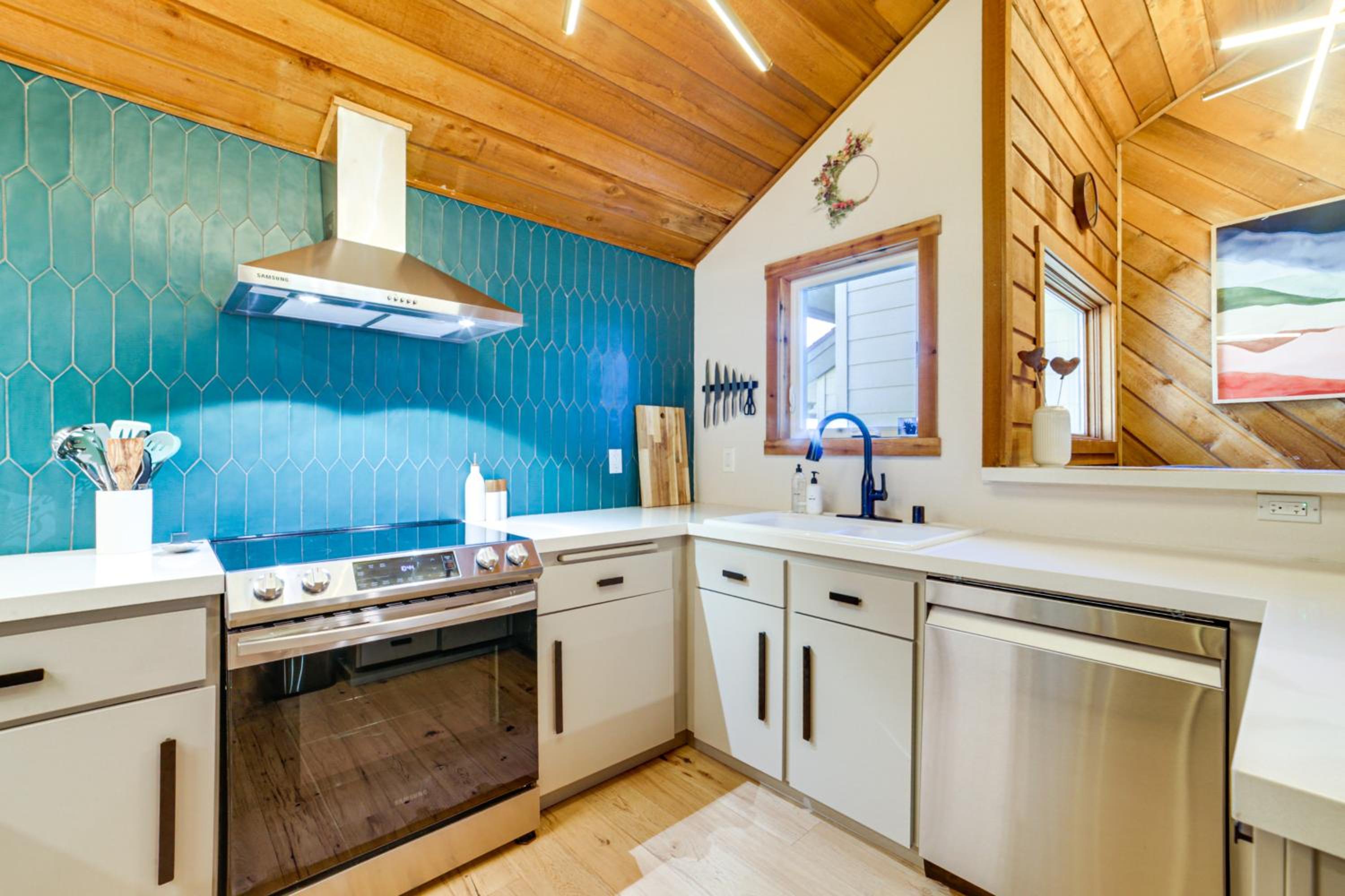 2 Mi to Eagle Lodge! Multi-Level Haven with Hot Tub