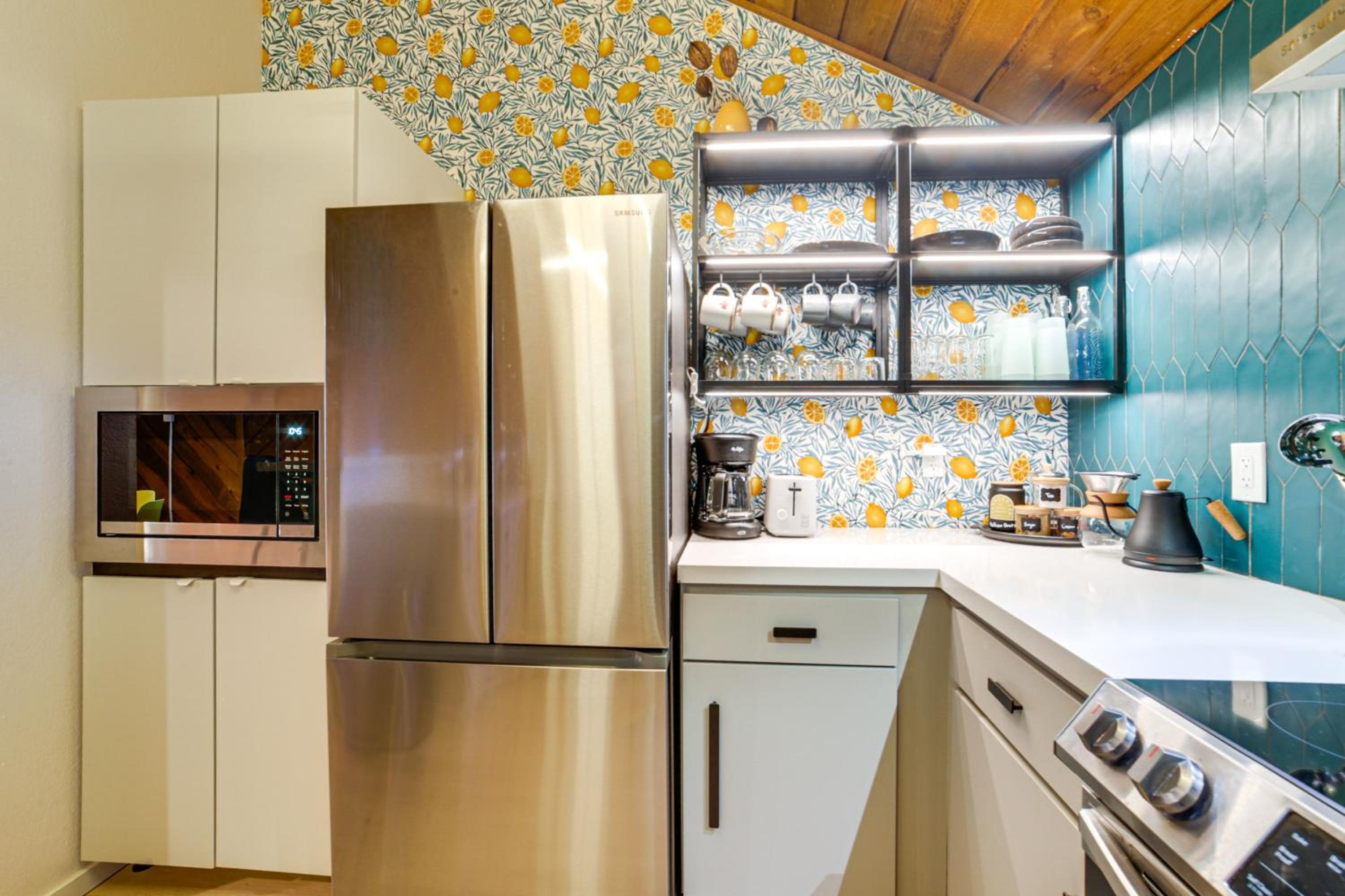 2 Mi to Eagle Lodge! Multi-Level Haven with Hot Tub