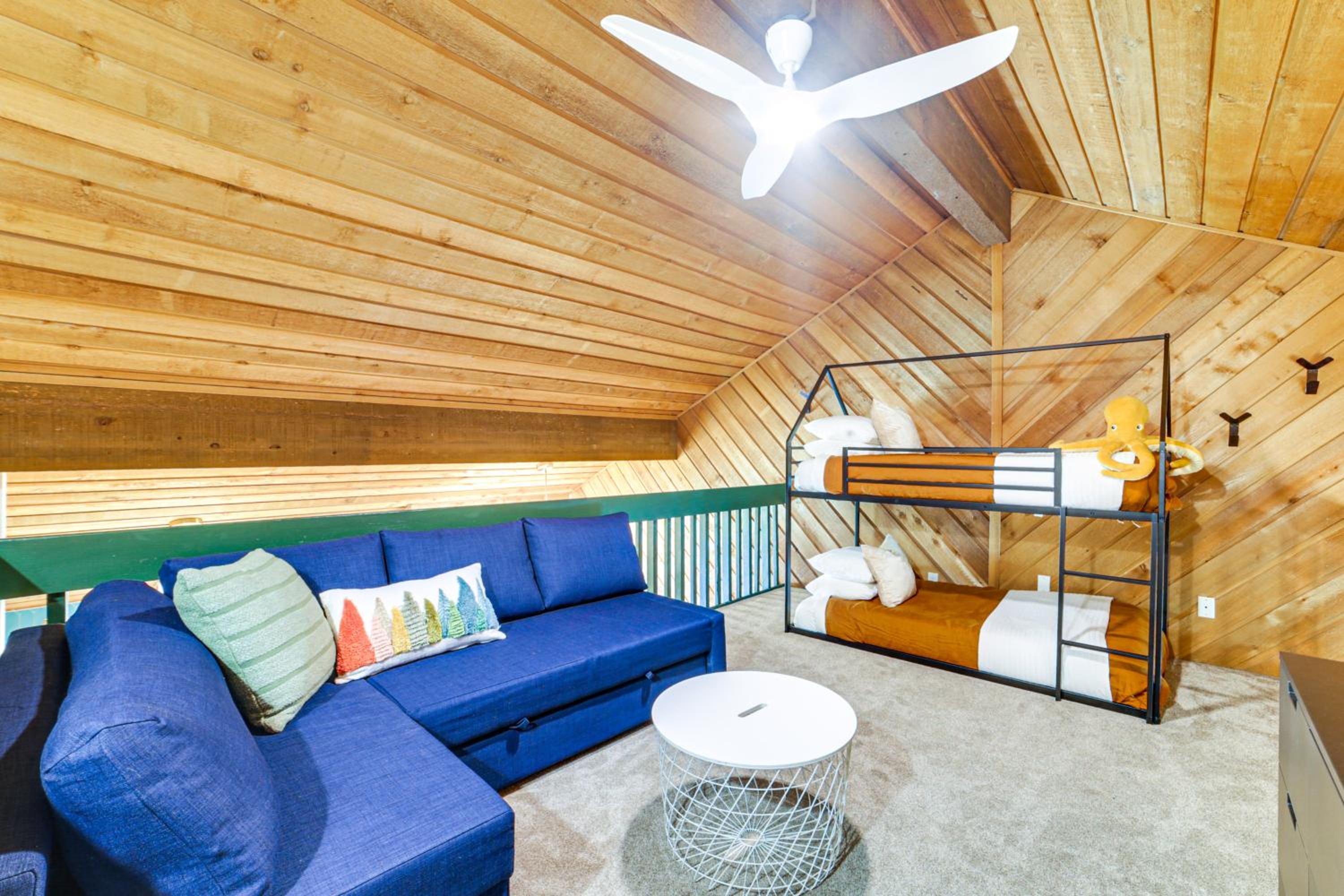 2 Mi to Eagle Lodge! Multi-Level Haven with Hot Tub