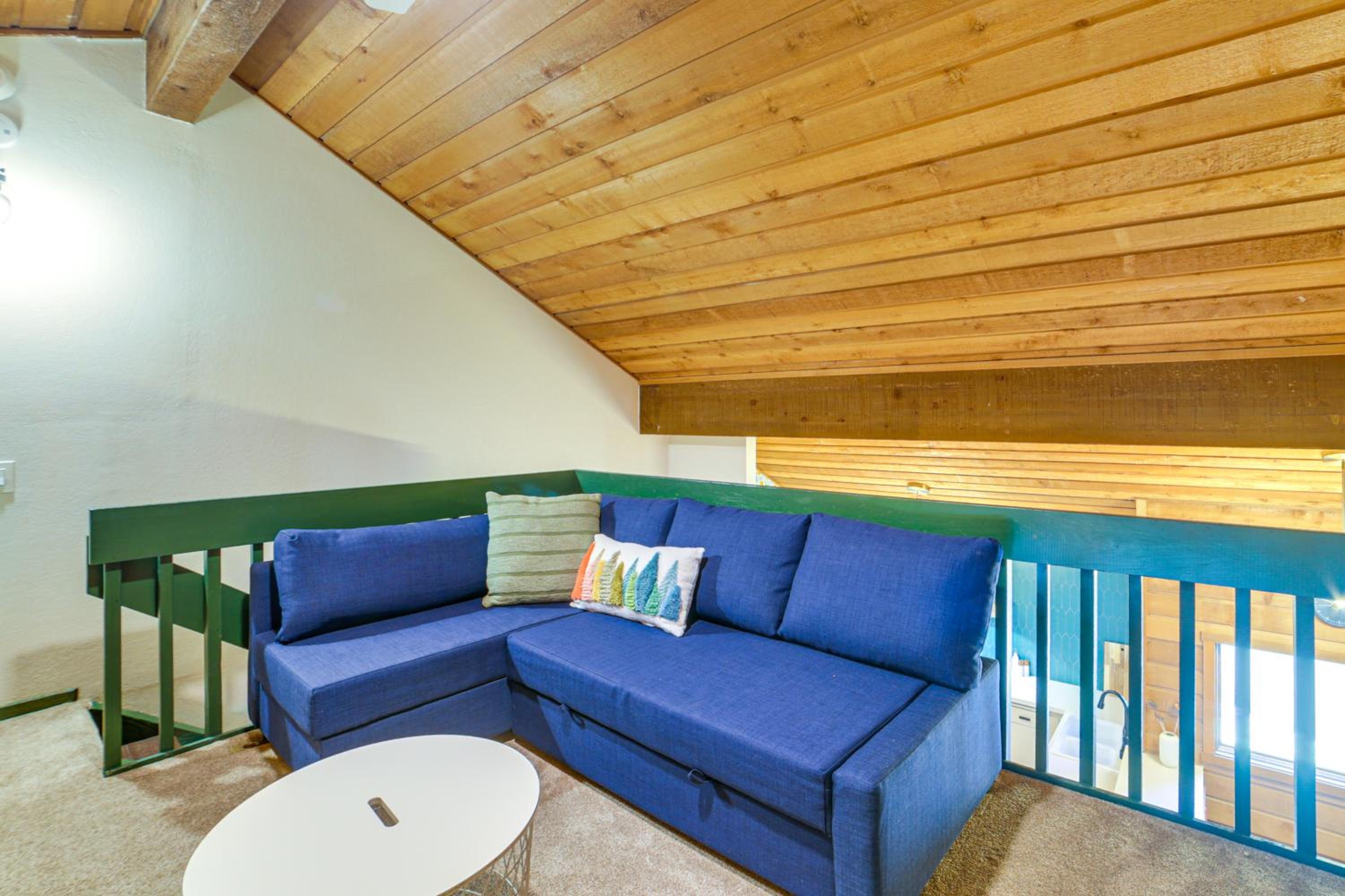 2 Mi to Eagle Lodge! Multi-Level Haven with Hot Tub