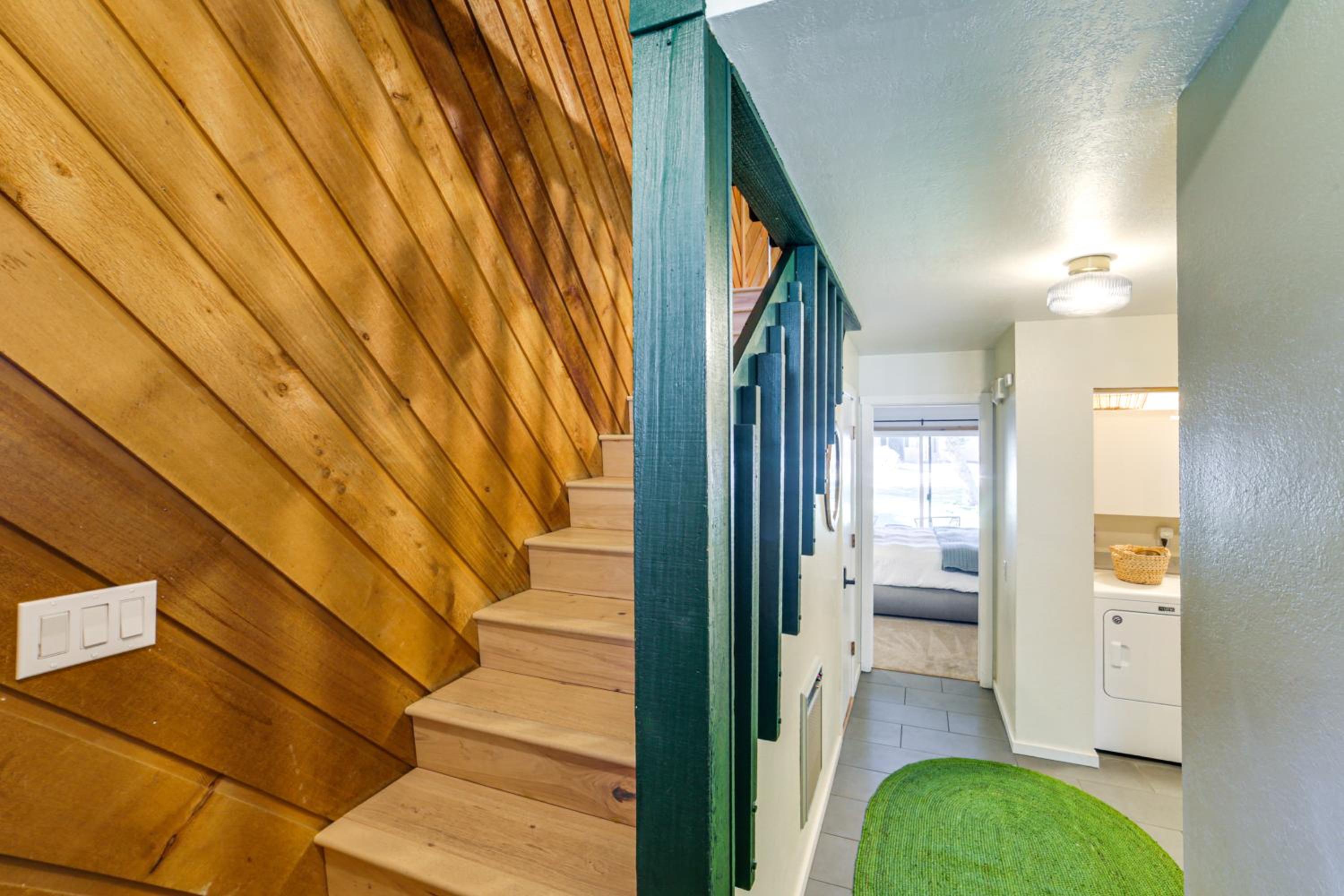 2 Mi to Eagle Lodge! Multi-Level Haven with Hot Tub