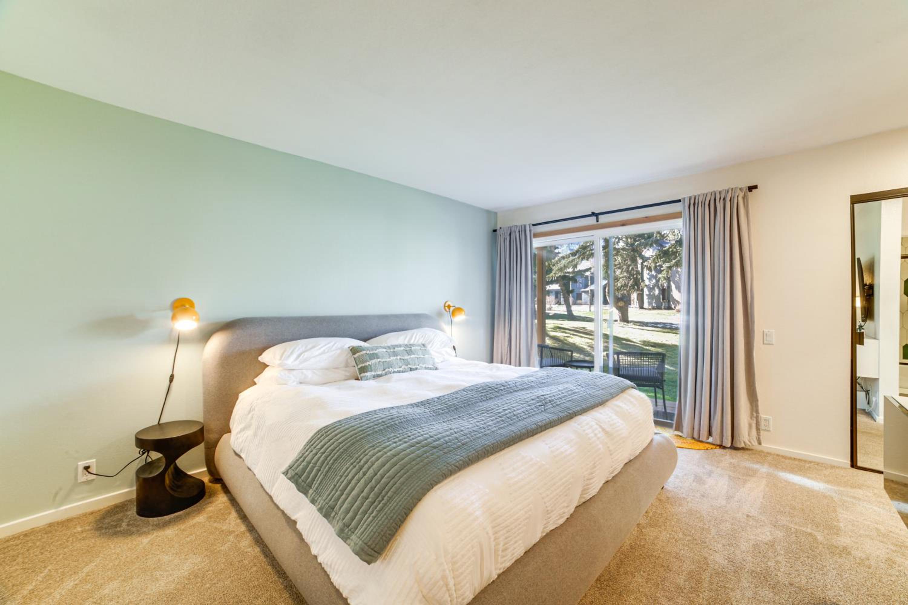 2 Mi to Eagle Lodge! Multi-Level Haven with Hot Tub