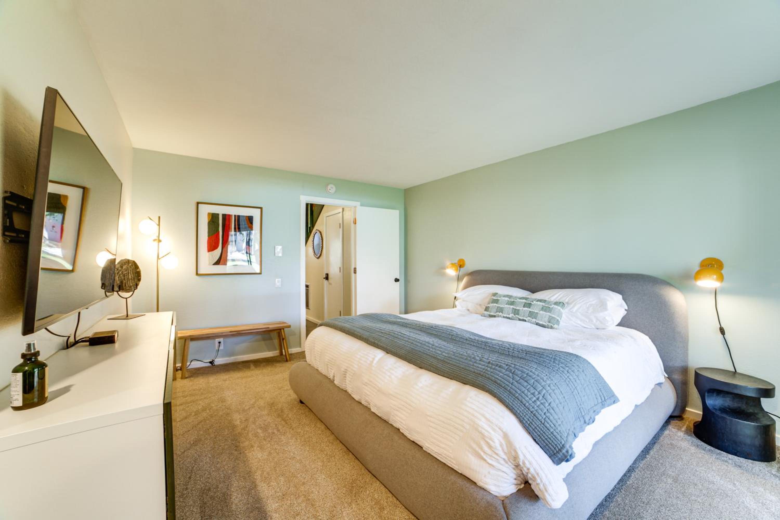 2 Mi to Eagle Lodge! Multi-Level Haven with Hot Tub
