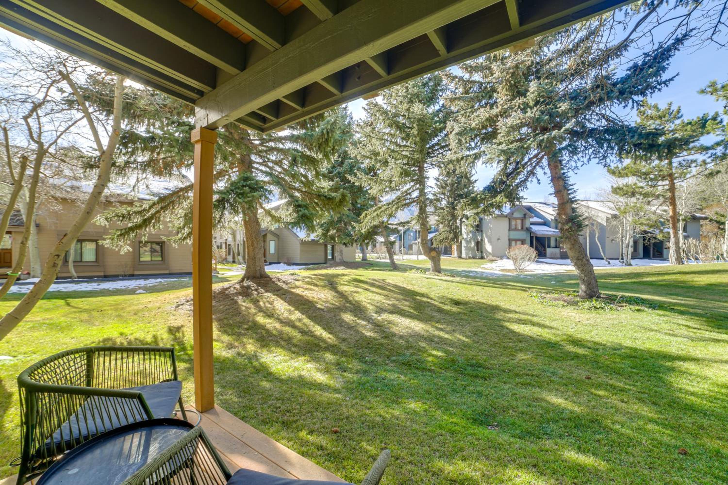 2 Mi to Eagle Lodge! Multi-Level Haven with Hot Tub