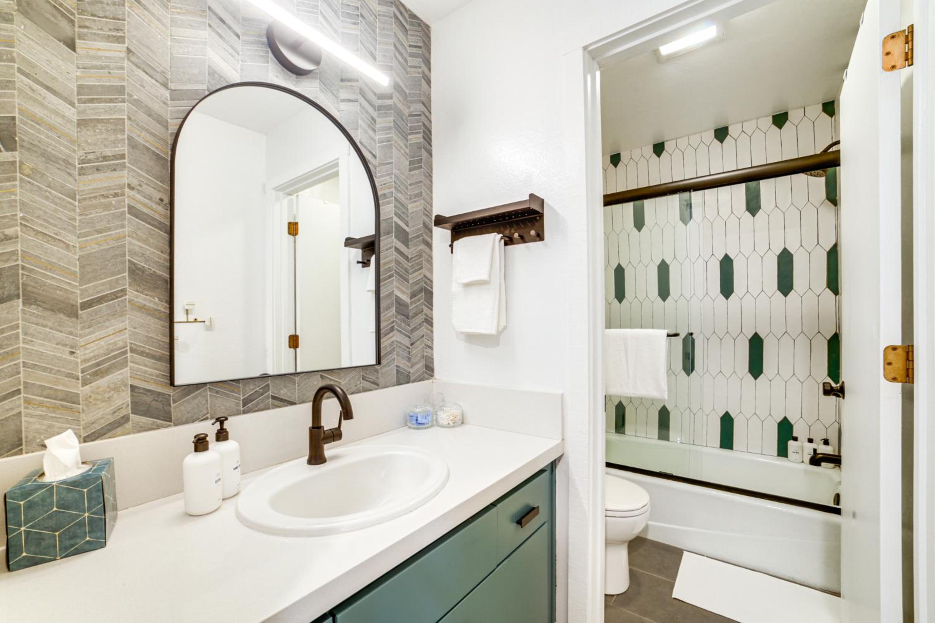 2 Mi to Eagle Lodge! Multi-Level Haven with Hot Tub
