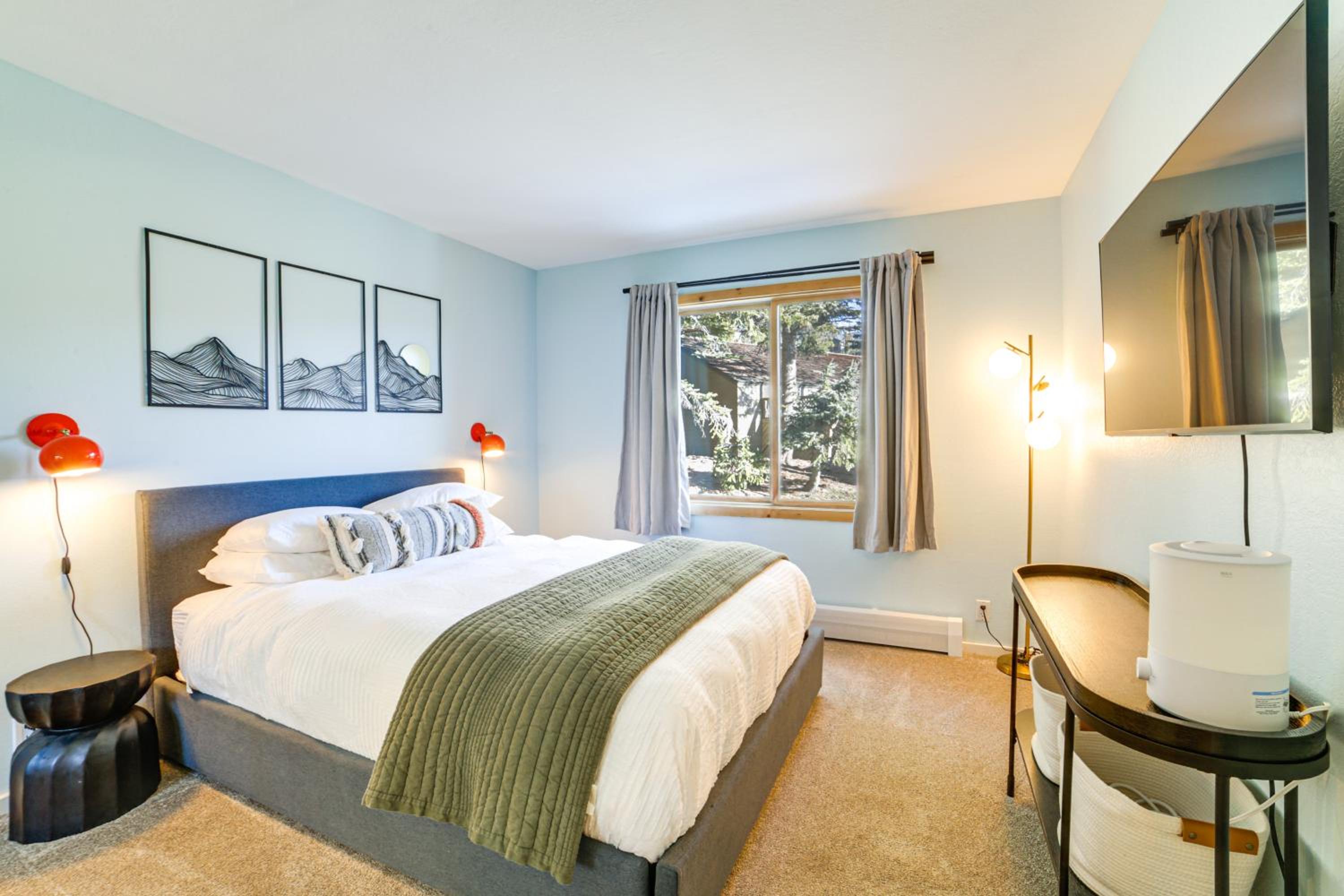 2 Mi to Eagle Lodge! Multi-Level Haven with Hot Tub
