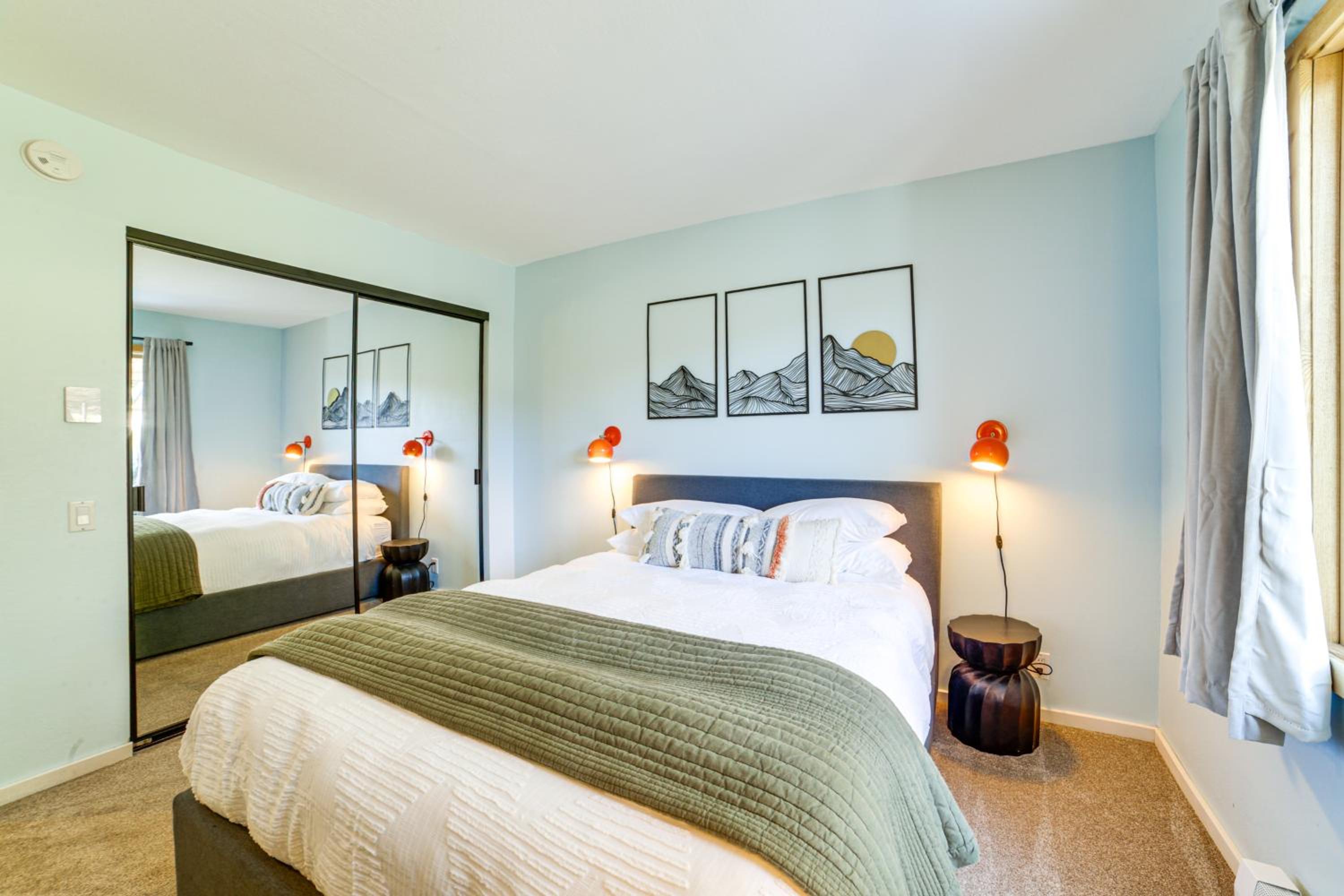 2 Mi to Eagle Lodge! Multi-Level Haven with Hot Tub