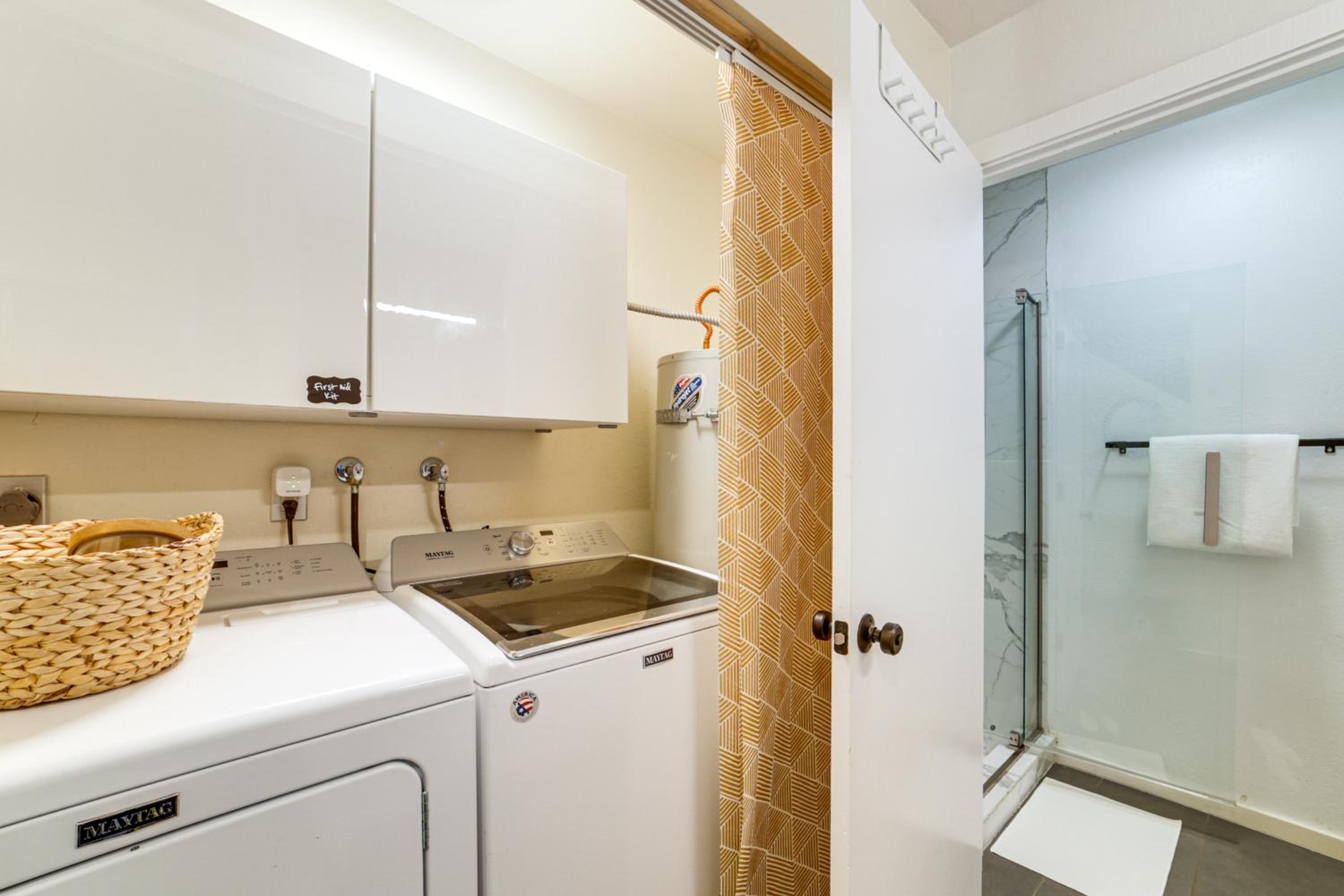 2 Mi to Eagle Lodge! Multi-Level Haven with Hot Tub