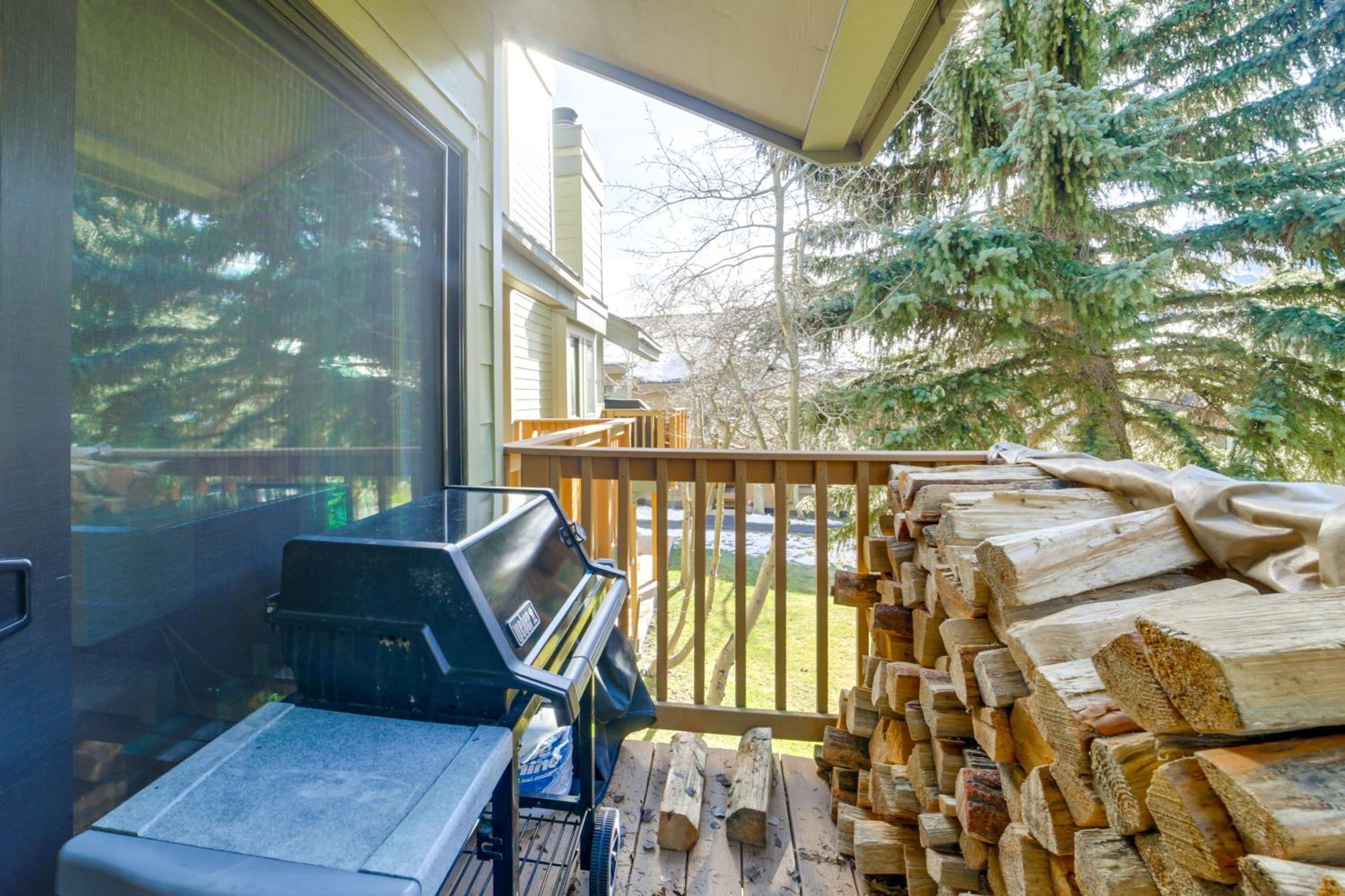 2 Mi to Eagle Lodge! Multi-Level Haven with Hot Tub