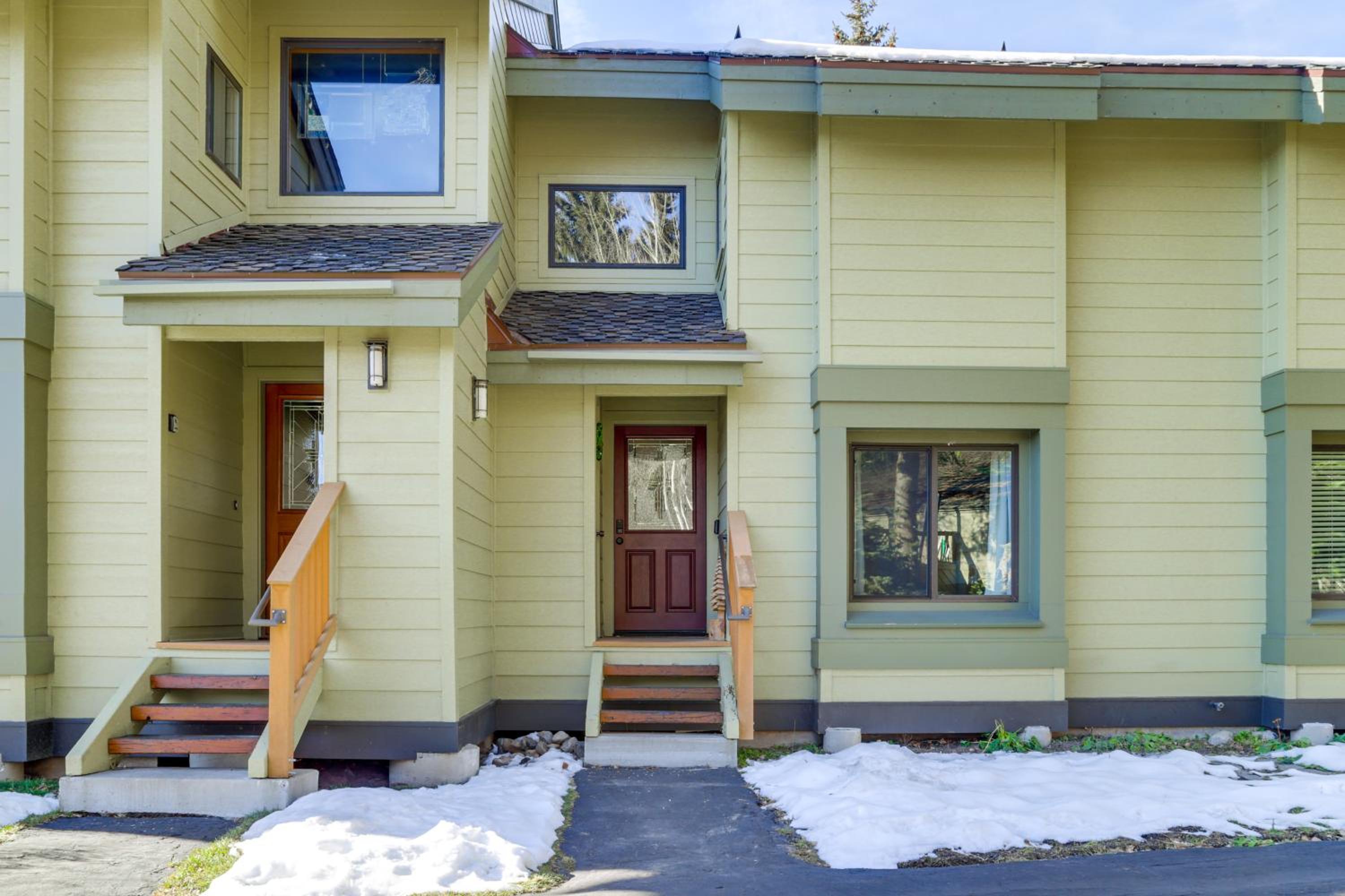 2 Mi to Eagle Lodge! Multi-Level Haven with Hot Tub