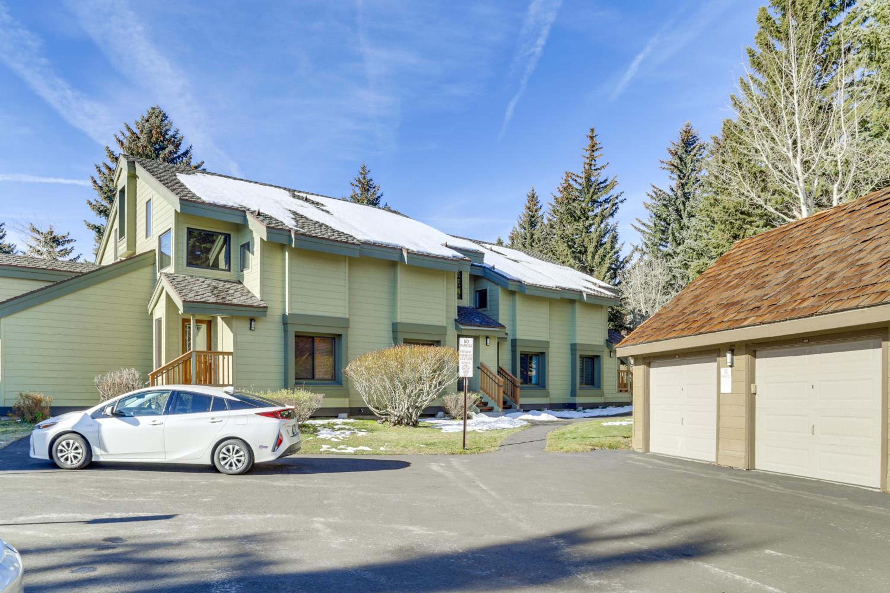 2 Mi to Eagle Lodge! Multi-Level Haven with Hot Tub