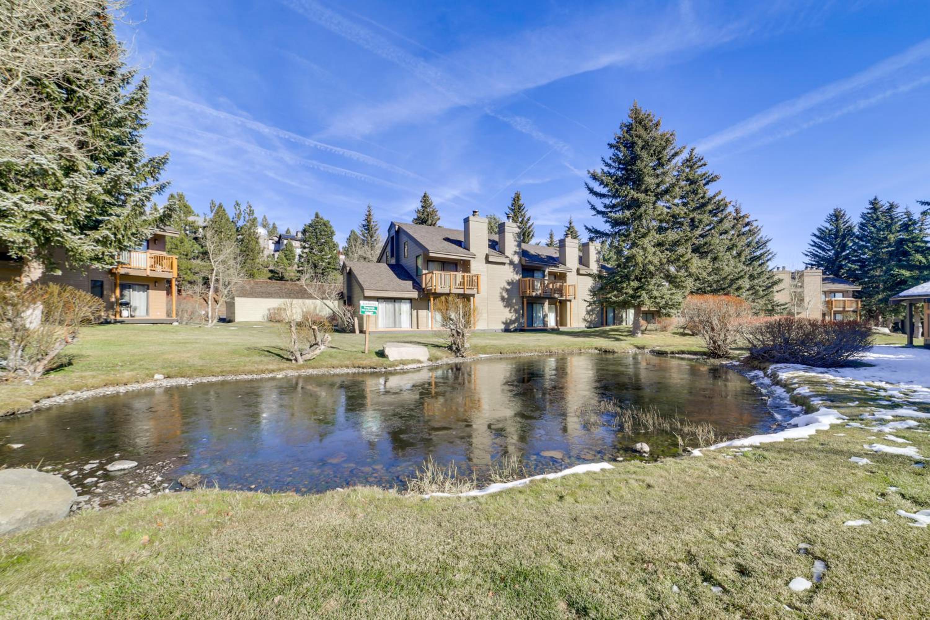 2 Mi to Eagle Lodge! Multi-Level Haven with Hot Tub
