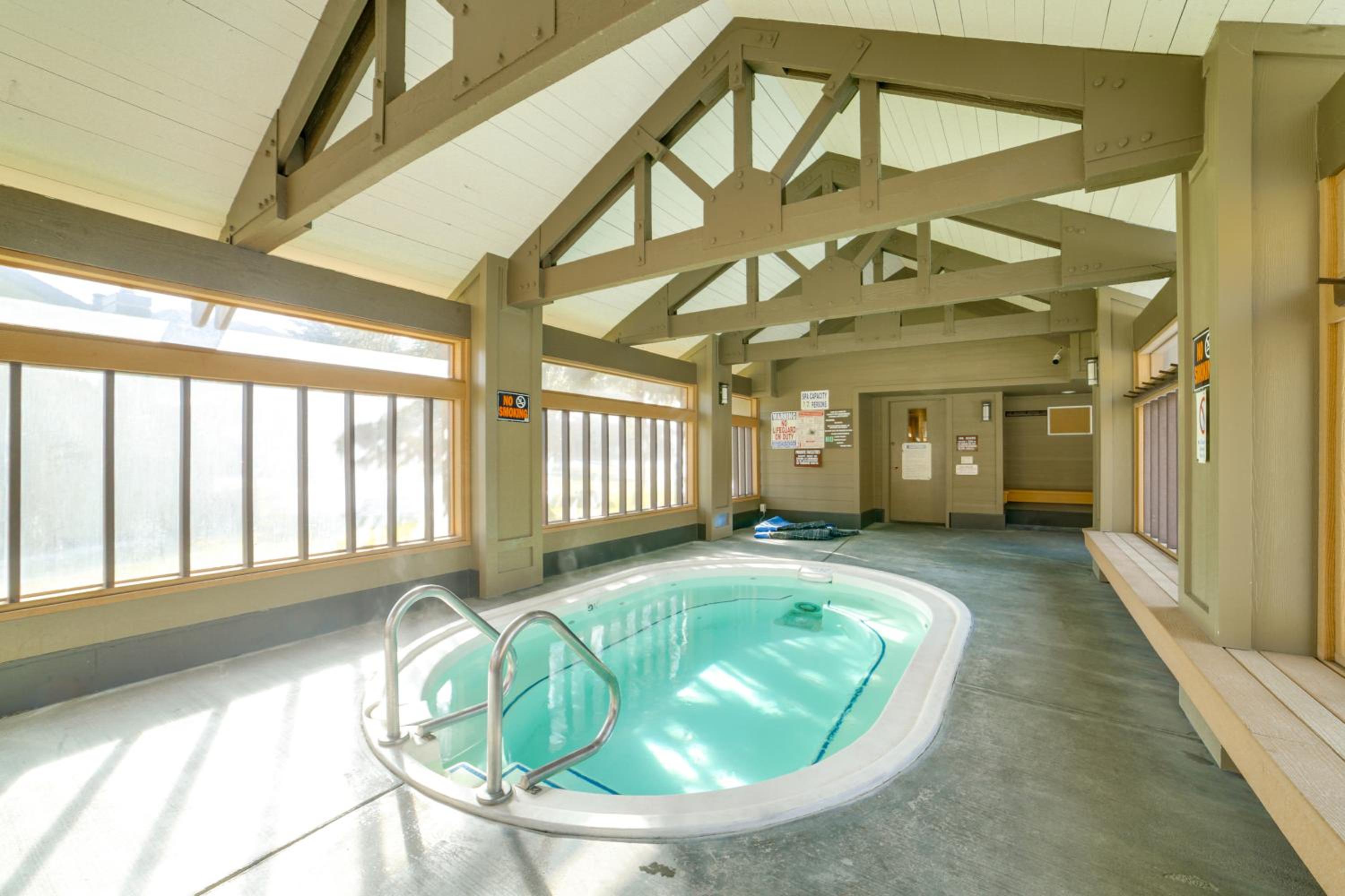 2 Mi to Eagle Lodge! Multi-Level Haven with Hot Tub