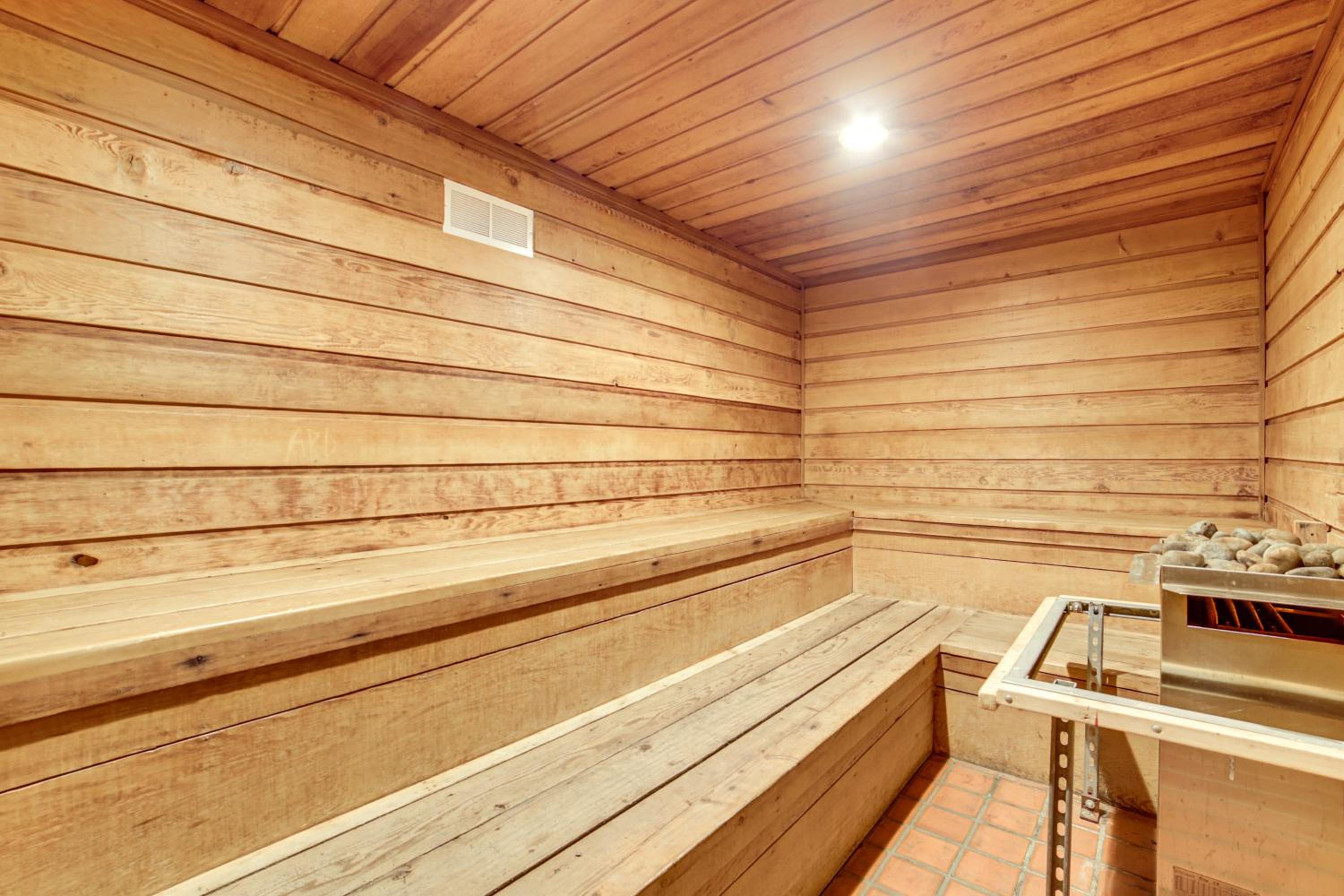 2 Mi to Eagle Lodge! Multi-Level Haven with Hot Tub
